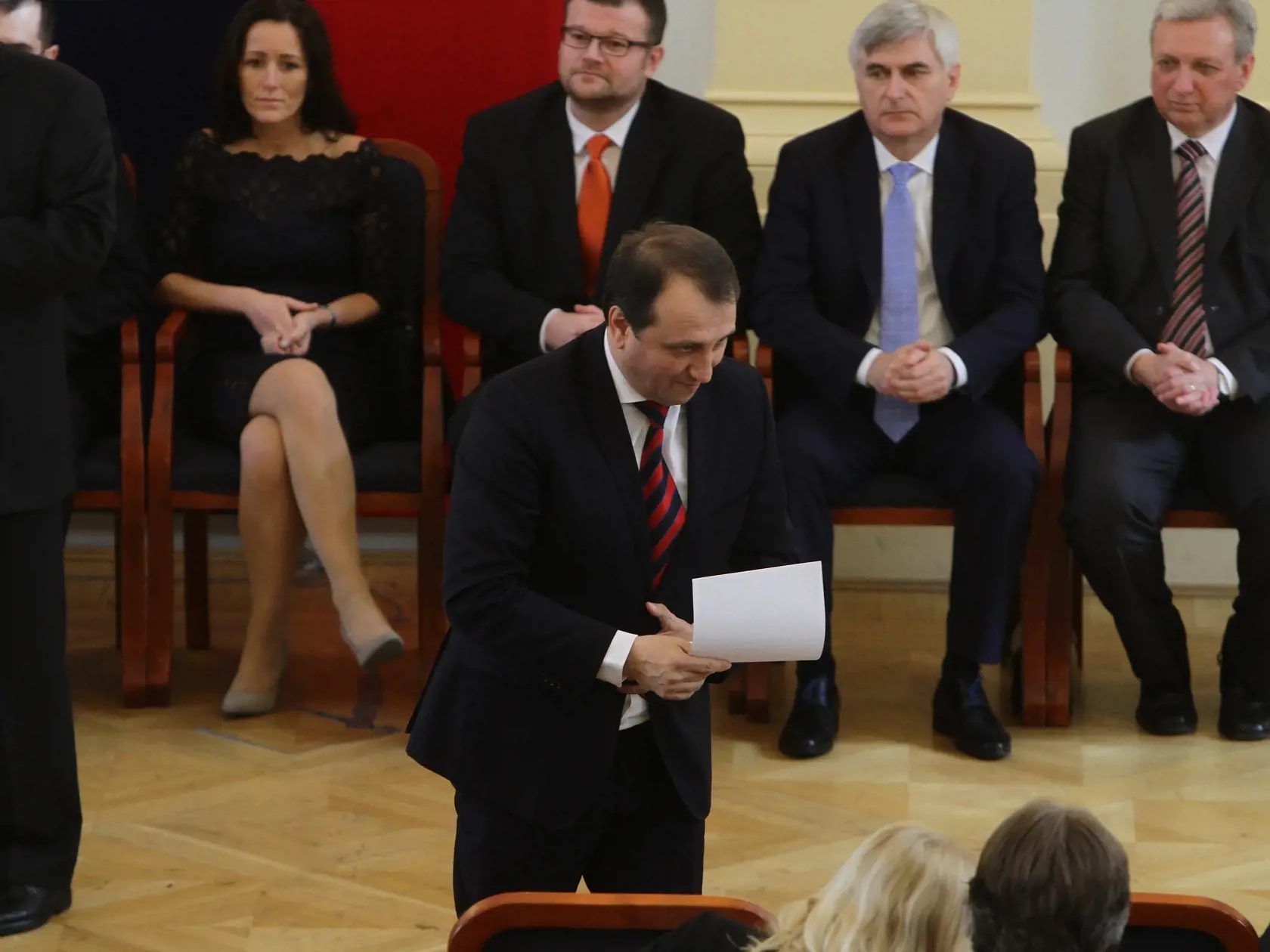 Jozef Burian si preberá osvedčenie poslanca.