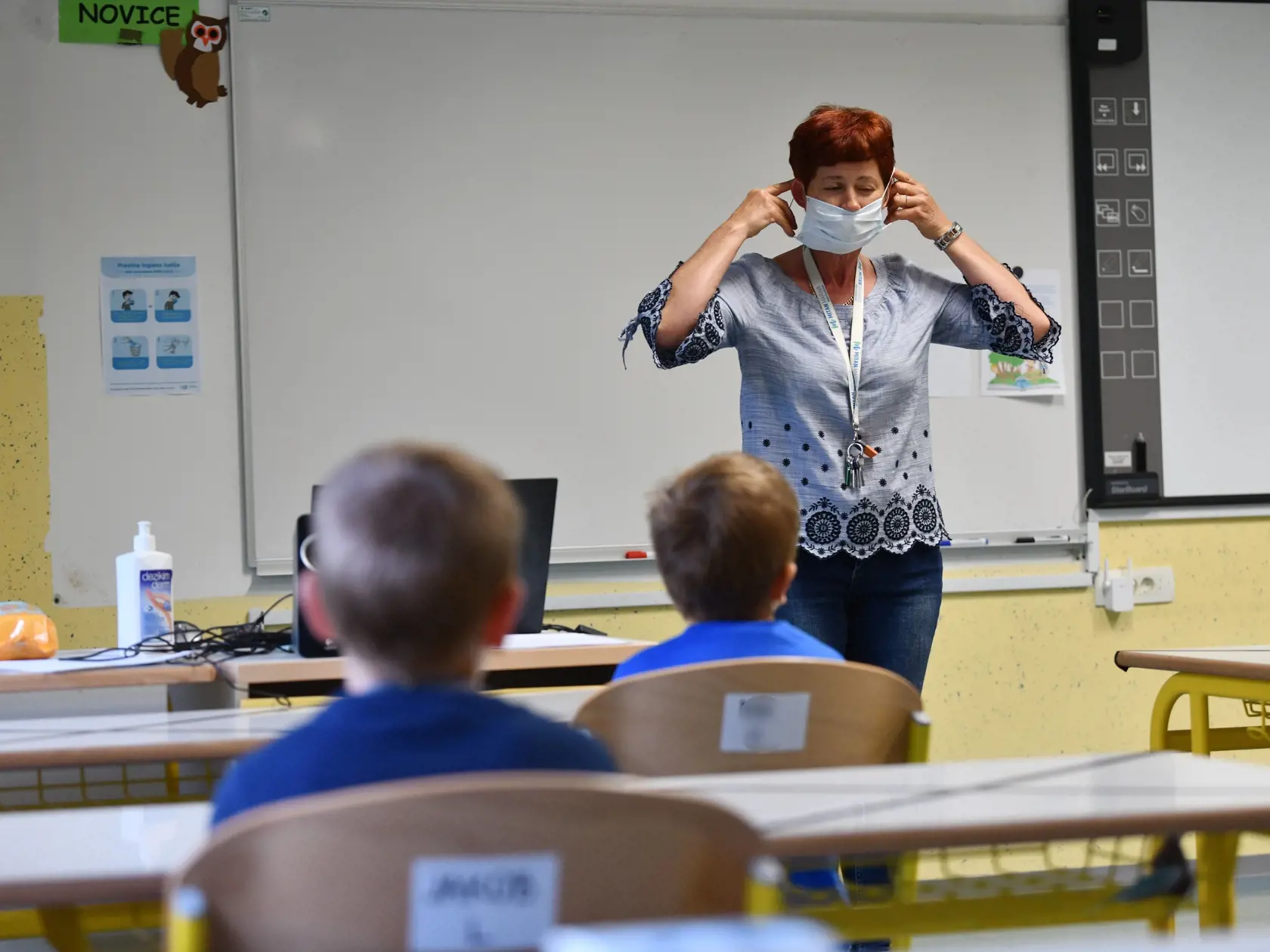 Od 1. júna sa na základe rozhodnutia ústredného krízového štábu opäť otvárajú školy a škôlky. Do lavíc sa vrátia žiaci prvého stupňa a piateho ročníka. Návrat je však len dobrovoľný, pediatrička radí, podľa čoho sa rozhodovať.