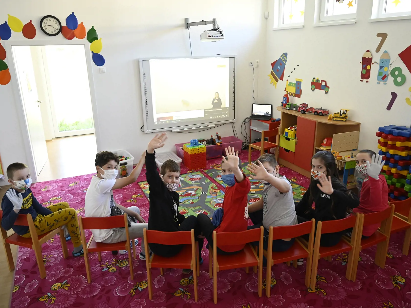 Podobná forma výučby, aká začne celoplošne od 1. júna, funguje niekde už od konca apríla. Deti zdravotníkov z fakultnej nemocnice sa vrátili do triedy už 20. apríla.