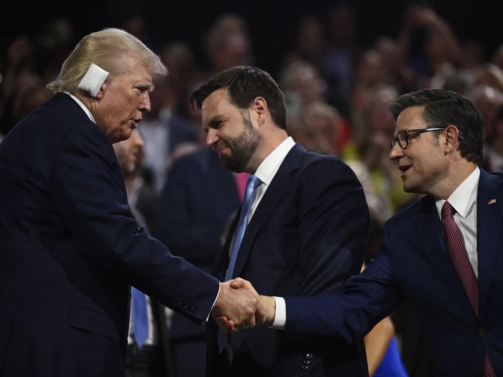 Donald Trump prišiel v pondelok 15. júla 2024 na zjazd Republikánskej strany v Milwaukee v štáte Wisconsin s obviazaným uchom. Bolo to jeho prvé verejné vystúpenie od sobotňajšieho neúspešného atentátu, kde strelné poranenie ucha utrpel.