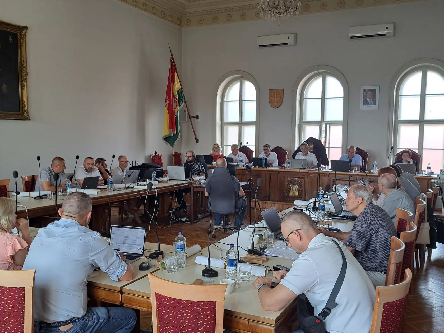 A aj po jeho odchode zo sály sa do neho ešte slovne posmešne navážal primátor a poslanci sa na jeho výrokoch smiali.