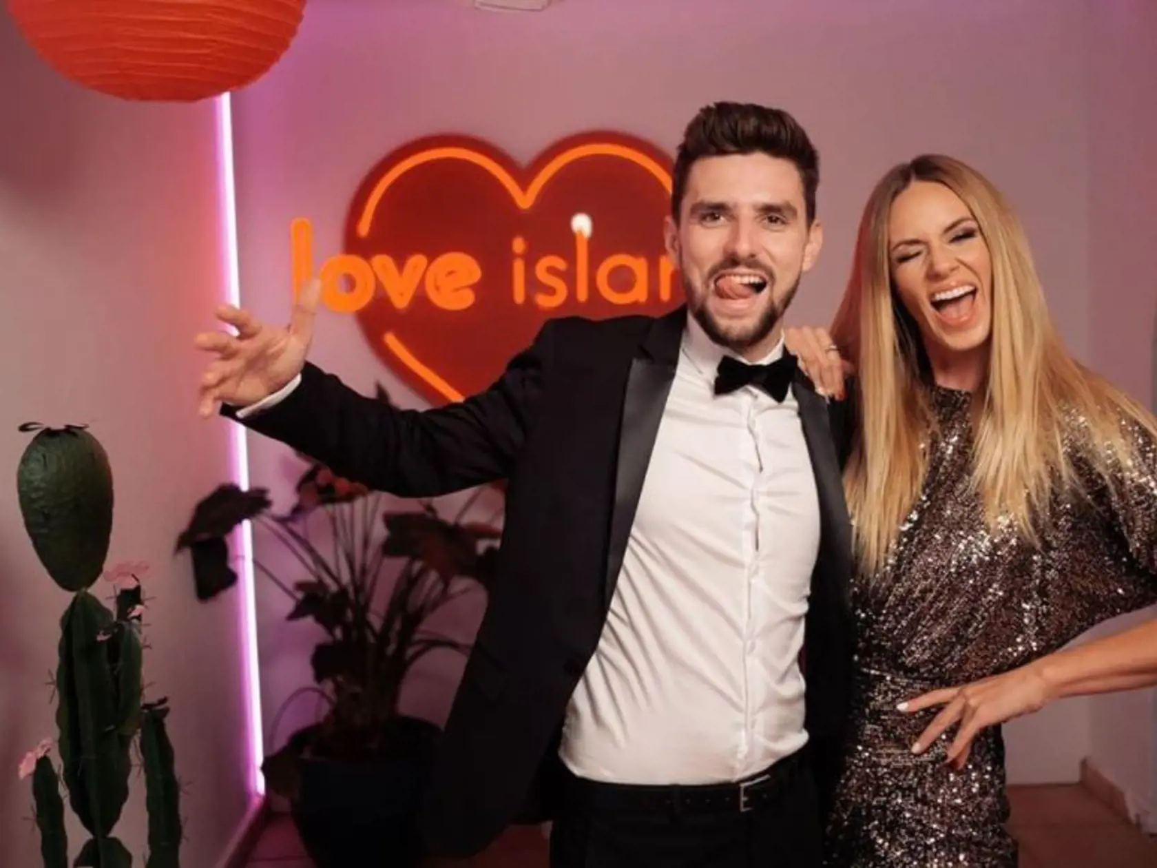 Šou Love Island spoznalo svojich víťazov. Moderátormi boli Nikol a Vašek.