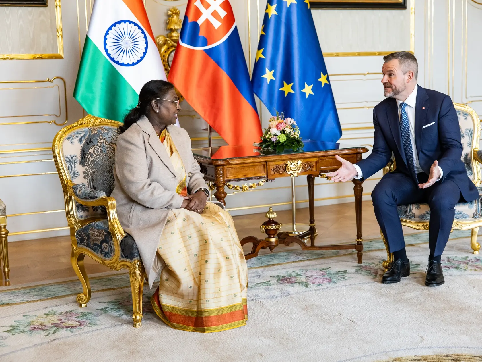 Prezident SR Peter Pellegrini víta v Grasalkovičovom paláci prezidentku Indickej republiky Draupadi Murmúovú.
