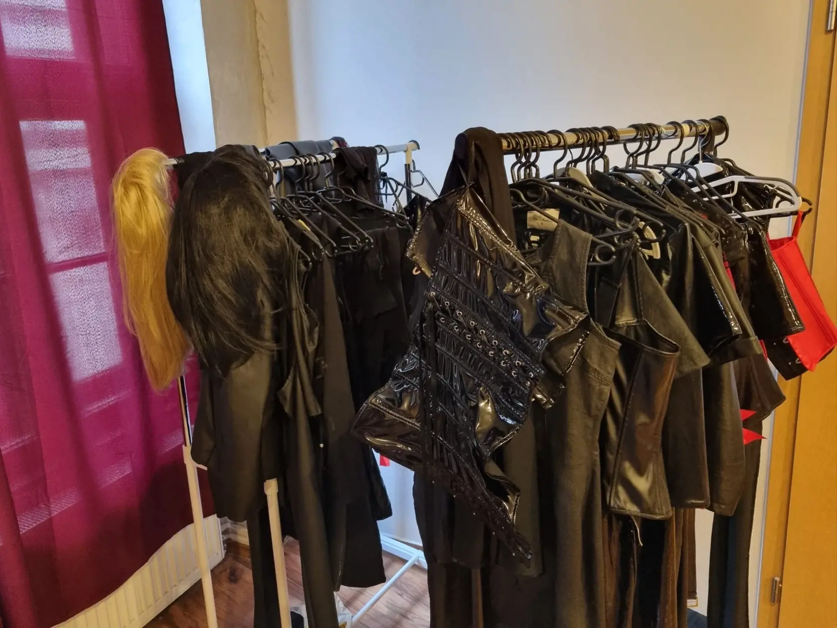 K dispozícii je aj ženské oblečenie a parochne určené predovšetkým na feminizáciu.