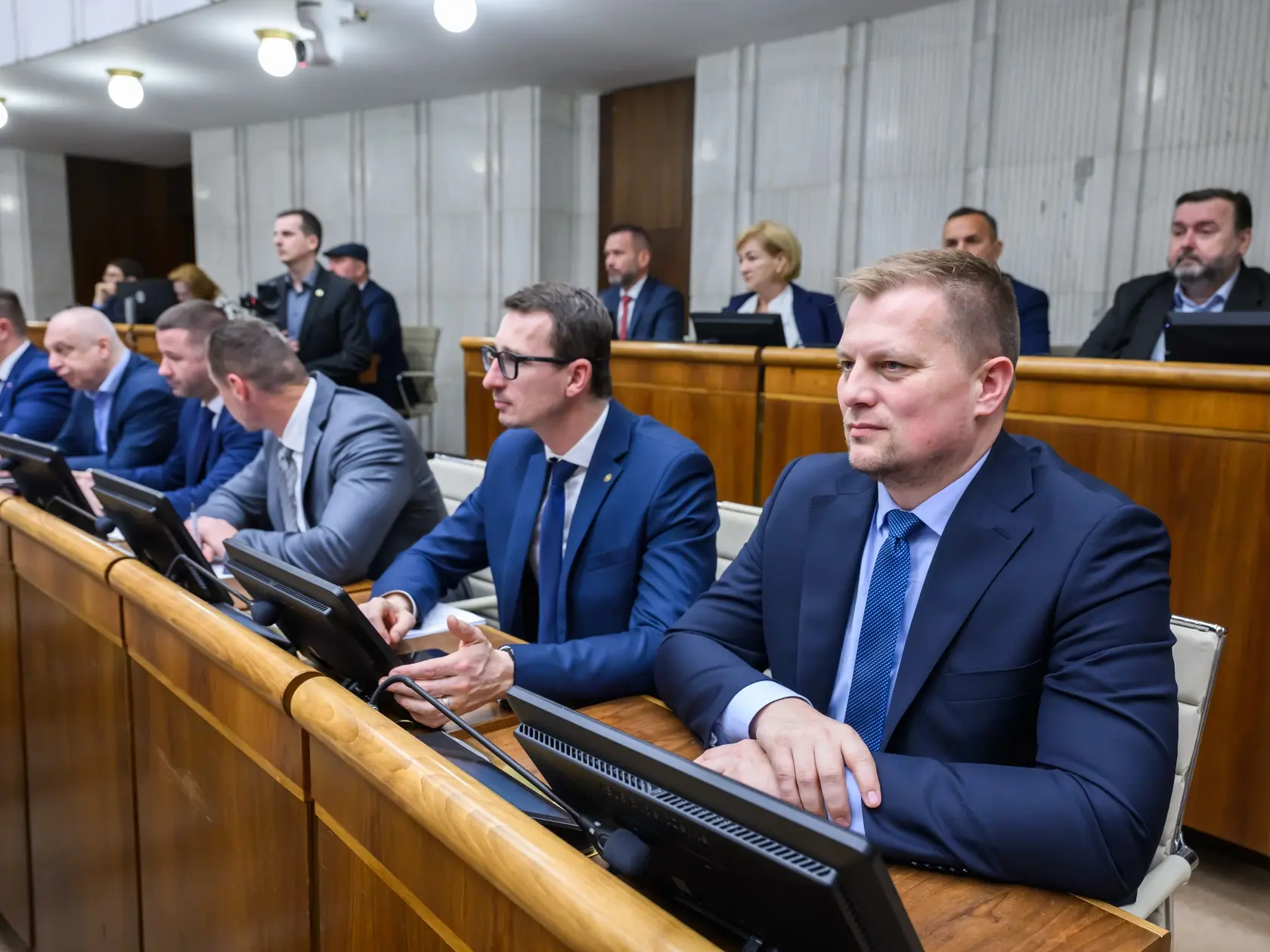 Parlament presunul na ďalšiu riadnu schôdzu opozičný návrh na vyslovenie nedôvery vláde, ako aj návrhy na odvolanie ministrov. Takisto poslanci odobrili, aby Národná rada (NR) SR rokovala počas aktuálnej schôdze aj v pondelok (14. 4.), hoci pondelky zvyčajne nie sú rokovacím dňom. Rozhodli o tom vo štvrtkovom hlasovaní.