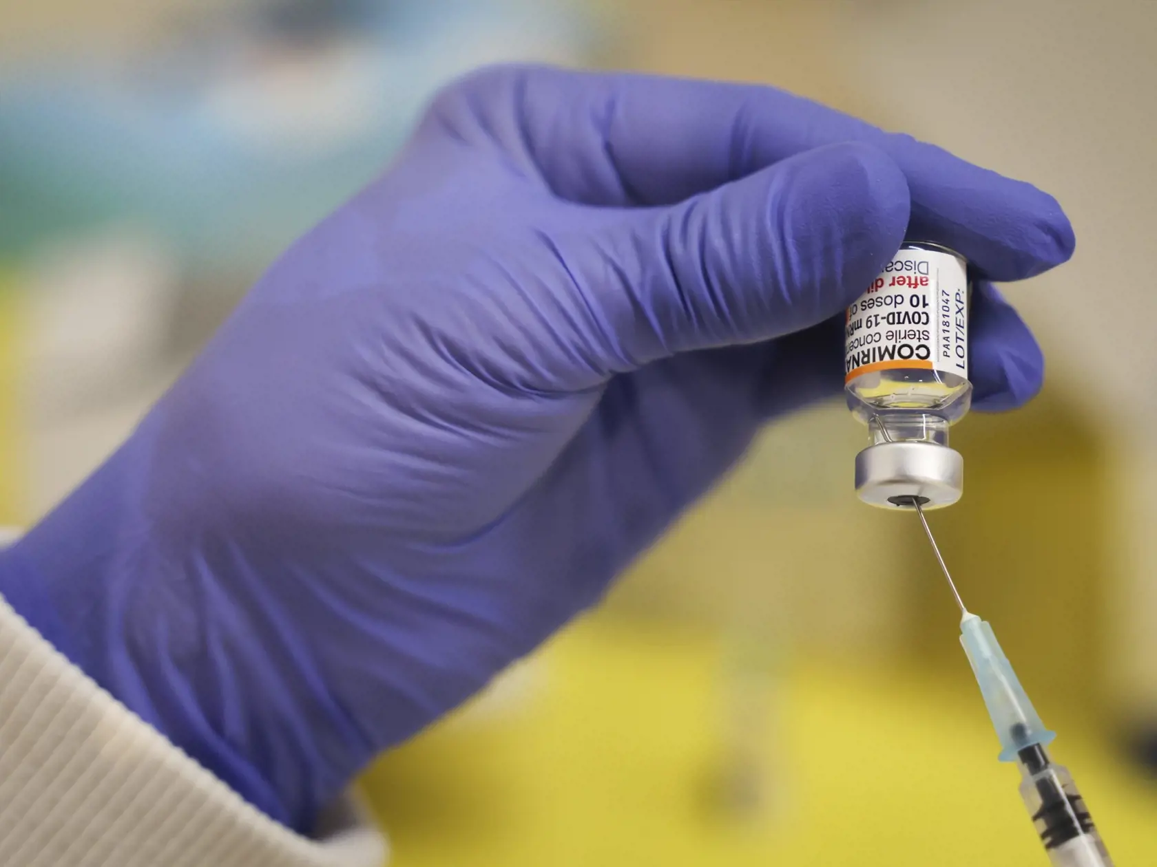 Zdravotník drží ampulku s vakcínou od spoločnosti Pfizer/Biontech.