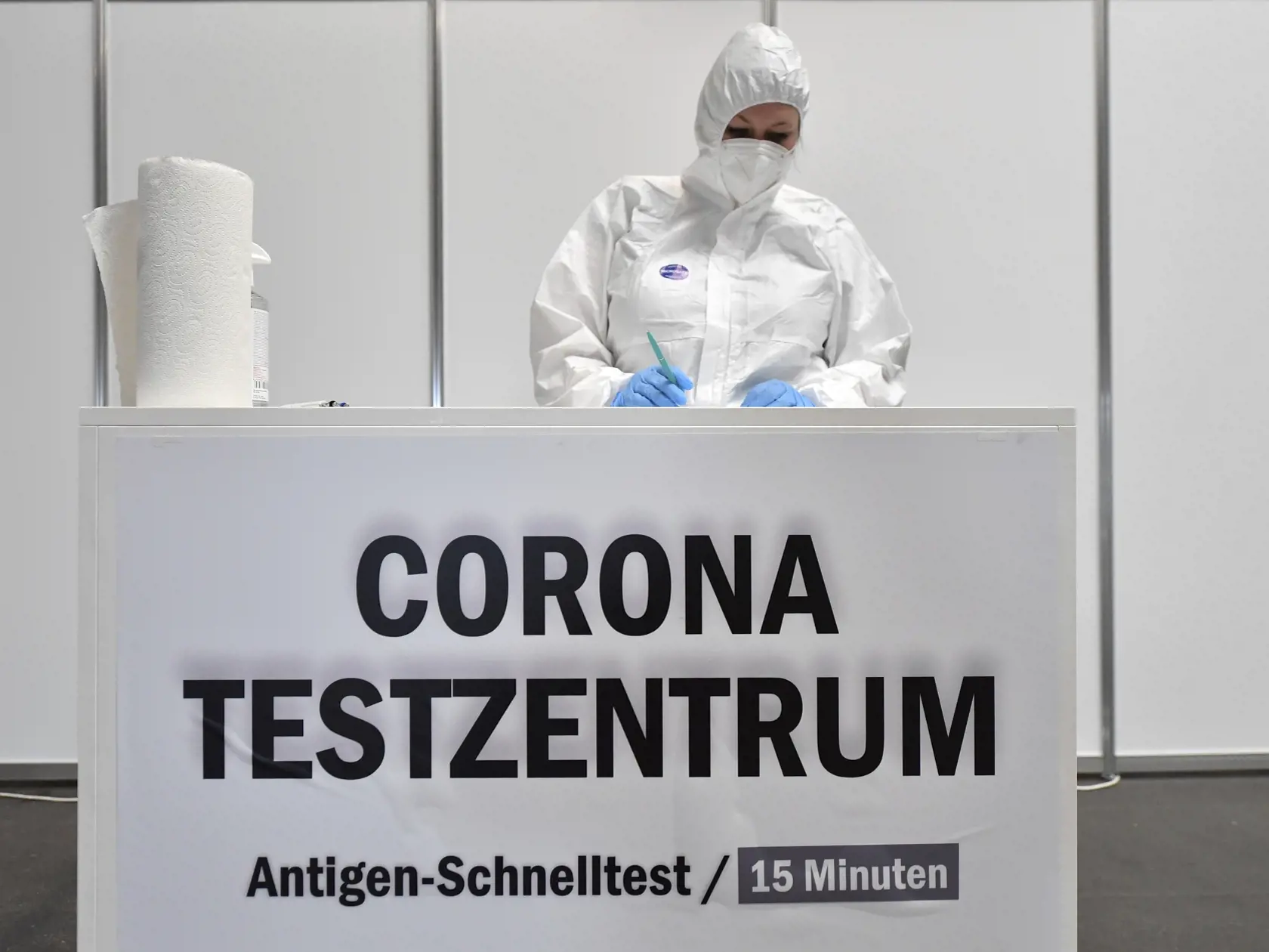 JB 26 Erfurt - Zdravotníčka v ochrannom odeve stojí v testovacom centre na ochorenie COVID-19 v priestoroch výstaviska v nemeckom Erfurte 29. apríla 2021. Denne tu plánujú otestovať 5000 ľudí na 20 stanovištiach. FOTO TASR/AP

An employee in protective clothing stands by in the Corona Test Centre at Messe Erfurt, Germany, Thursday, April 29, 2021. A test capacity of 5,000 people per day is planned, and 20 stations have been set up for this purpose. (Martin Schutt/dpa via AP)