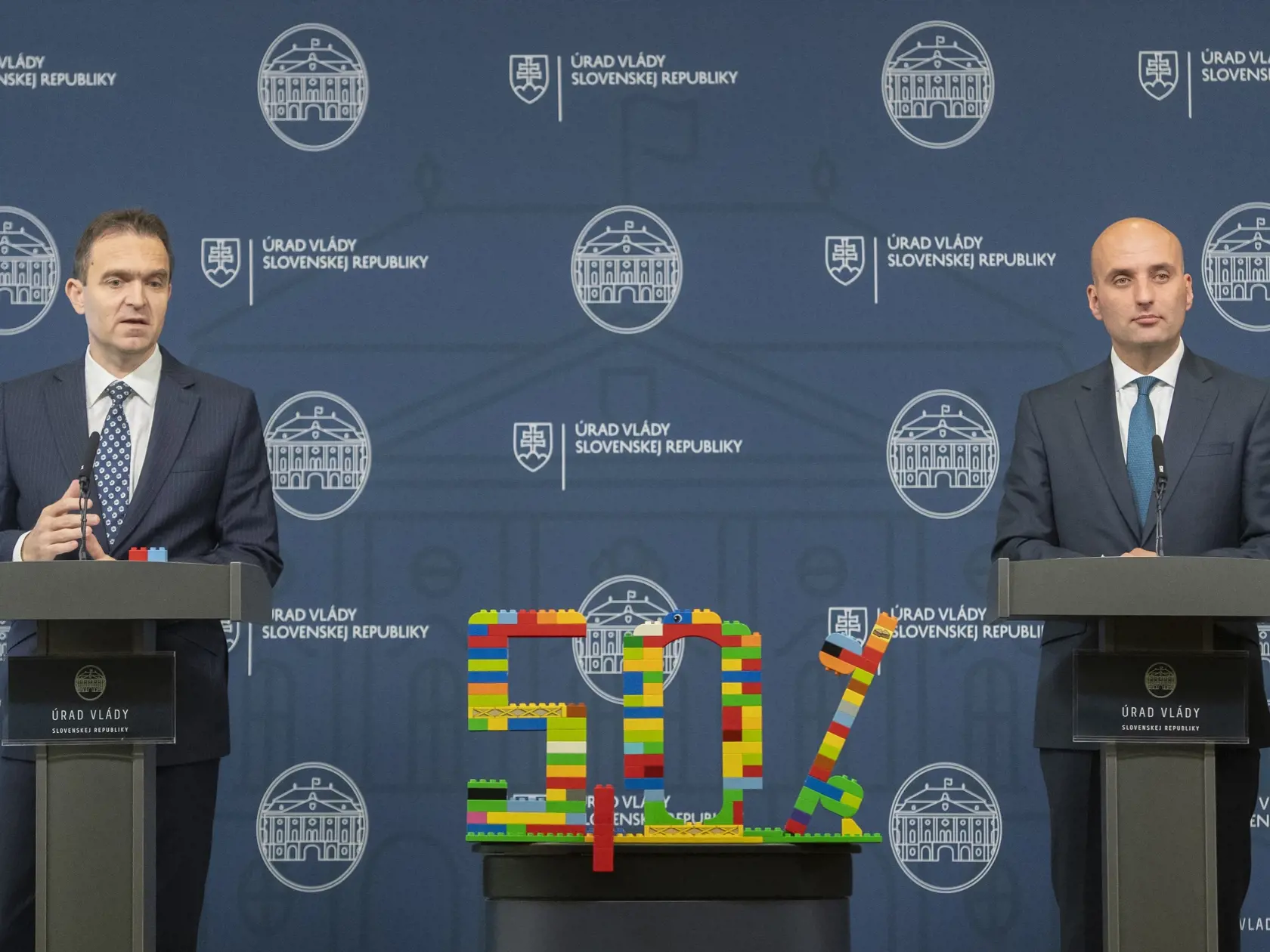 Na snímke zľava dočasne poverený premiér SR Ľudovít Ódor a dočasne poverený minister financií SR Michal Horváth počas tlačovej konferencie po skončení 18. zasadnutia vlády SR 4. októbra 2023 v Bratislave. FOTO TASR - Martin Baumann