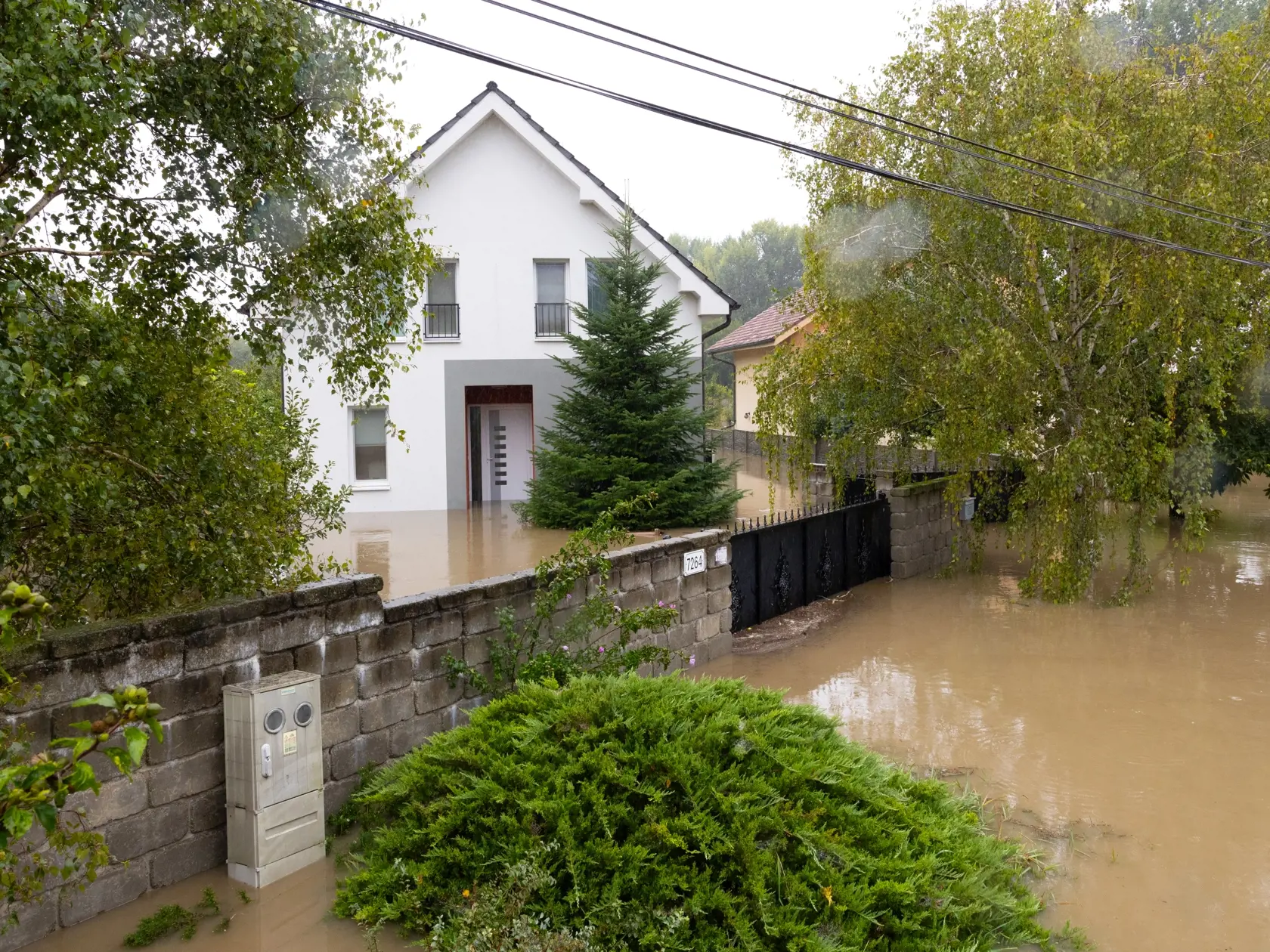 Situácia počas povodní v bratislavskej mestskej časti Devínska Nová Ves.