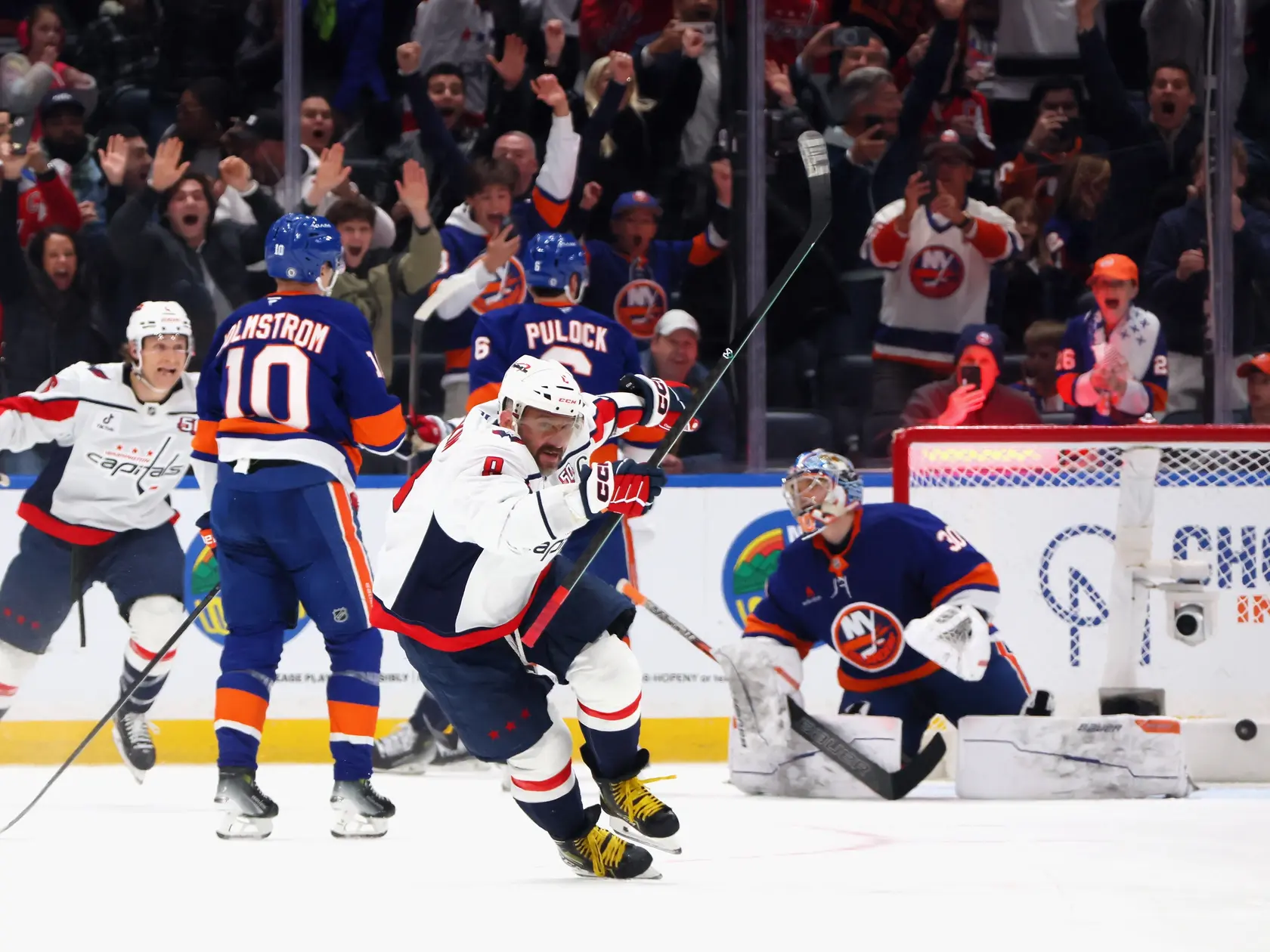 Ruský hokejista Alexander Ovečkin strelil svoj 895. gól v základnej časti NHL a prekonal tým historický rekord.