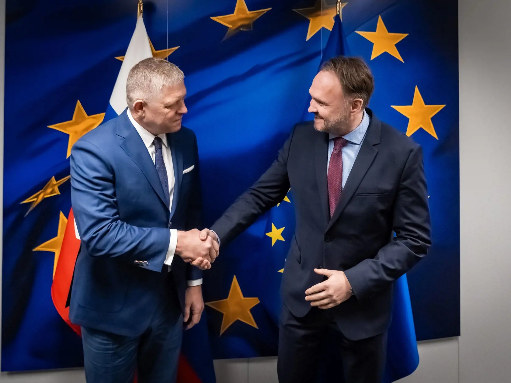 Na snímke zľava slovenský premiér Robert Fico, ktorého prijal eurokomisár pre energetiku a bývanie Dan Jorgensen v Bruseli vo štvrtok 9. januára 2025. FOTO TASR - ÚV SR 