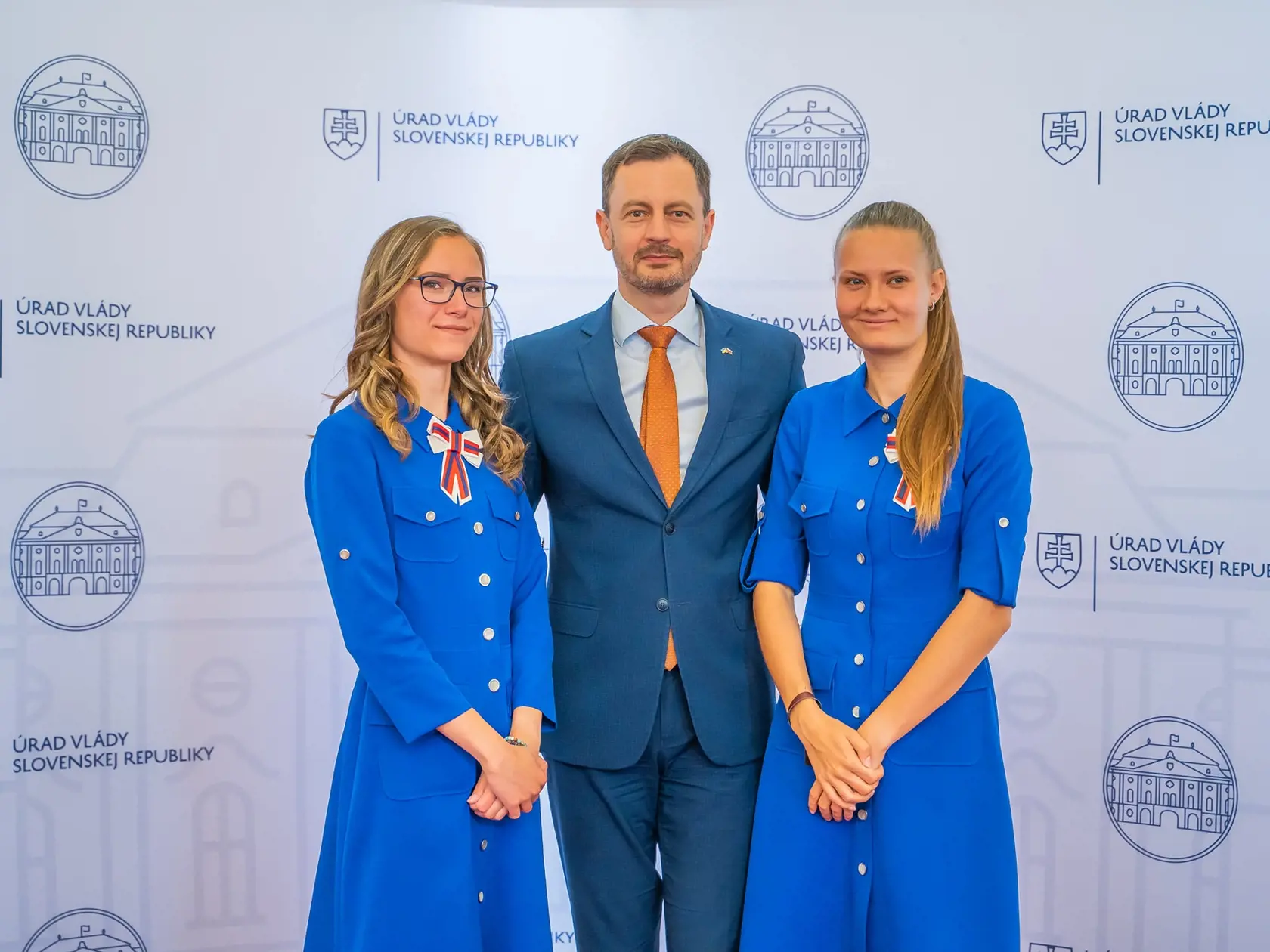 Premiéra Eduarda Hegera (OĽANO) navštívil v apríli 2022 Slovenský deaflympijský výbor. Na viacerých snímkach vidno predsedu vlády v spoločnosti Dušana Dědečeka, ktorý spôsobil 2. októbra 2022 vo večerných hodinách tragickú dopravnú nehodu na Zochovej ulici v Bratislave.
