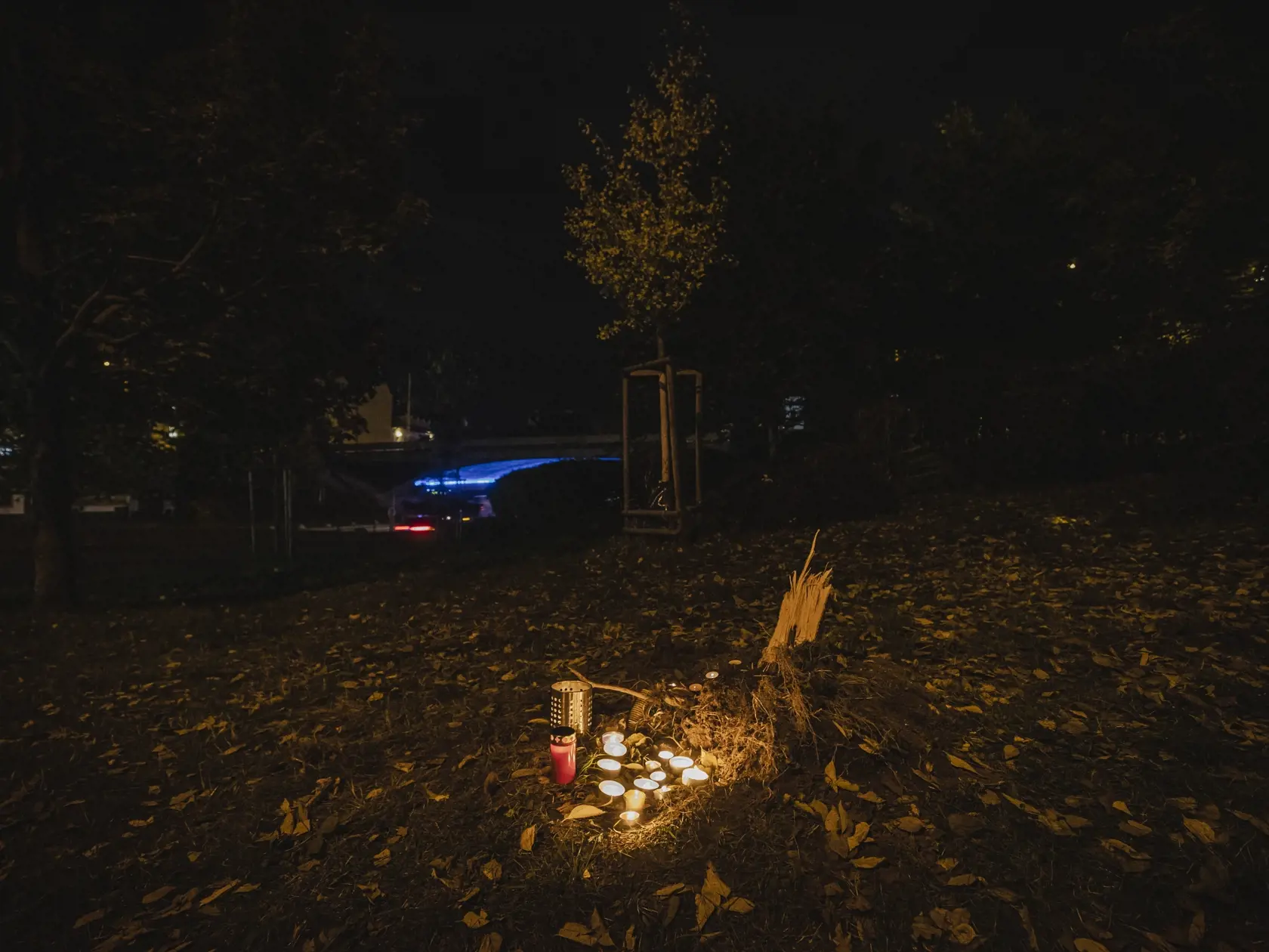 Na snímke pietna sviečková spomienka na bratislavskej autobusovej zastávke Zochova, na ktorej došlo v noci 2.10.2022 k tragickej dopravnej nehode, pri ktorej zahynulo minimálne 5 osôb. Za volantom vozidla, ktoré nehodu spôsobilo, sedel generálny sekretár Deaflympijského výboru Slovenska Dušan Dědeček.
