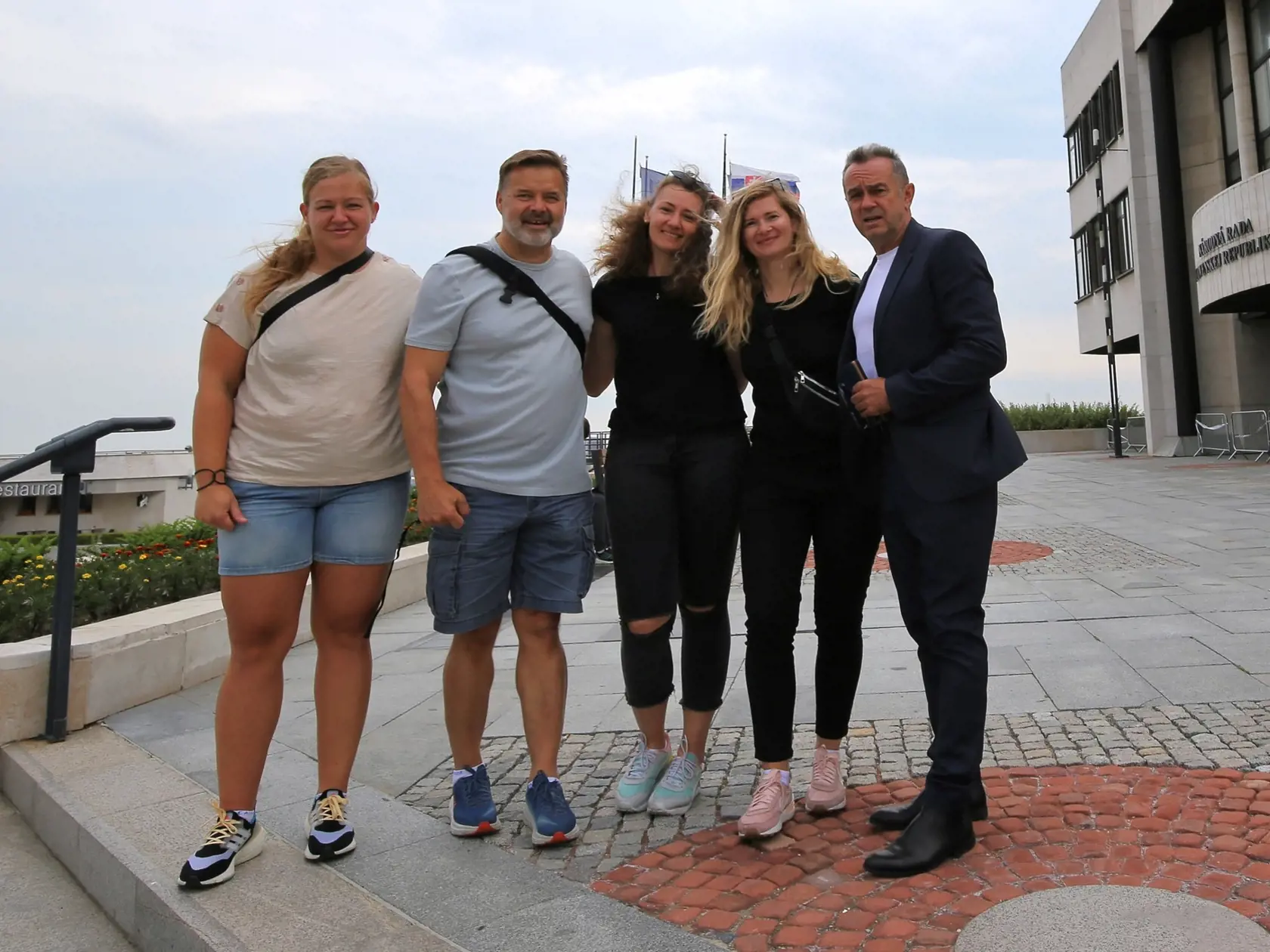 Bývalý televízny zabávač a dnes poslanec Národnej rady SR Jozef Pročko stretol členov Deaflympijského výboru pred parlamentom. Na viacerých snímkach vidno Pročka v spoločnosti Dušana Dědečeka, ktorý spôsobil 2. októbra 2022 vo večerných hodinách tragickú dopravnú nehodu na Zochovej ulici v Bratislave.
