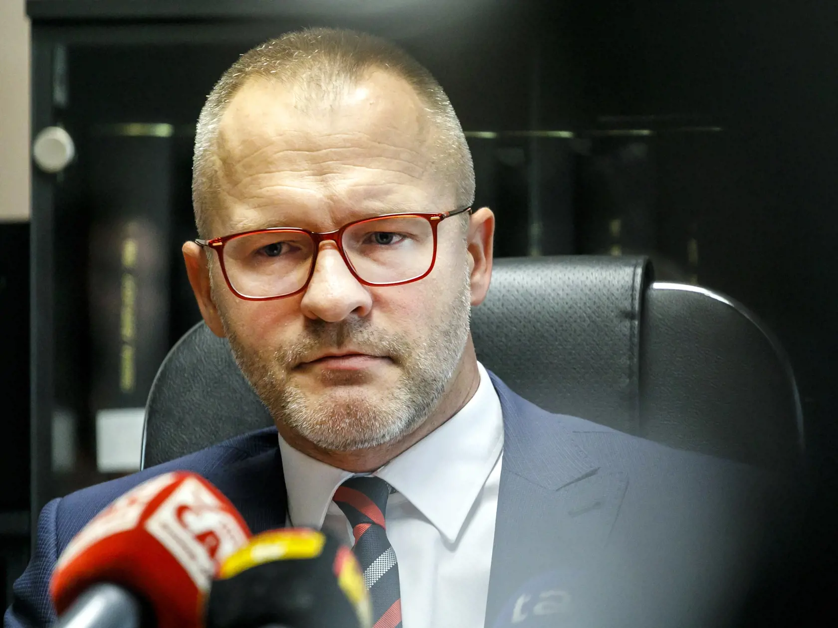 Na snímke krajský prokurátor v Bratislave Rastislav Remeta odpovedá na otázky novinárov počas tlačovej konferencie o stave vyšetrovania tragickej nehody na zástavke bratislavskej MHD Zochova v Bratislave 5. októbra 2022. FOTO TASR - Dano Veselský