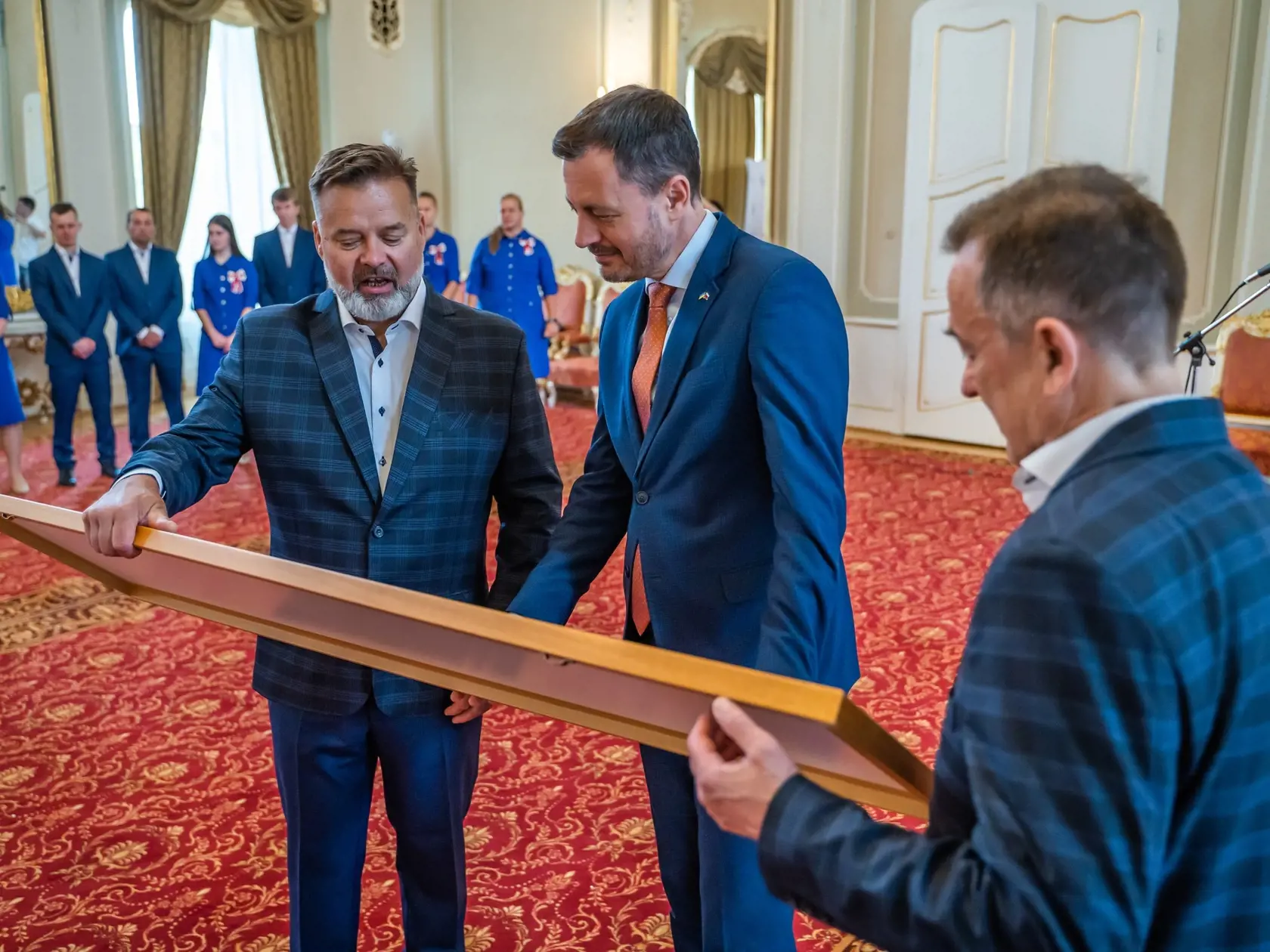 Premiéra Eduarda Hegera (OĽANO) navštívil v apríli 2022 Slovenský deaflympijský výbor. Na viacerých snímkach vidno predsedu vlády v spoločnosti Dušana Dědečeka, ktorý spôsobil 2. októbra 2022 vo večerných hodinách tragickú dopravnú nehodu na Zochovej ulici v Bratislave.

