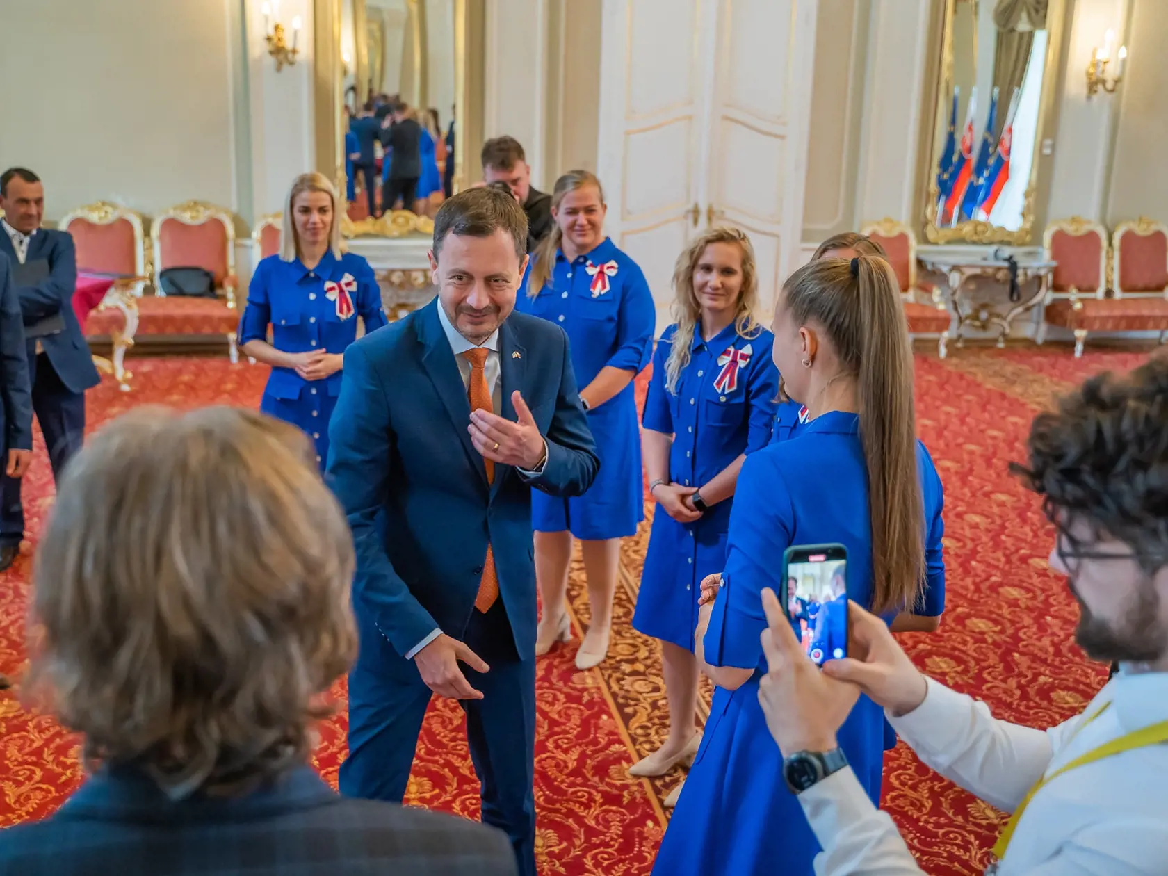 Premiéra Eduarda Hegera (OĽANO) navštívil v apríli 2022 Slovenský deaflympijský výbor. Na viacerých snímkach vidno predsedu vlády v spoločnosti Dušana Dědečeka, ktorý spôsobil 2. októbra 2022 vo večerných hodinách tragickú dopravnú nehodu na Zochovej ulici v Bratislave.
