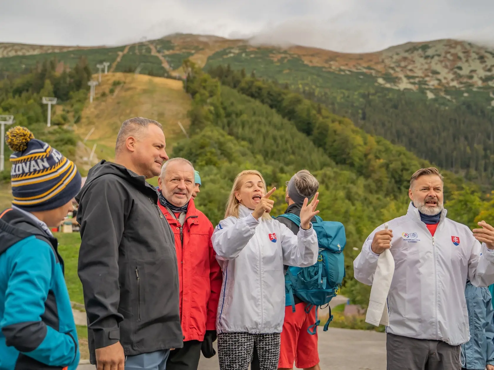Bratislavský župan Juraj Droba sa na pozvanie Deaflympijského výboru zúčastnil siedmeho ročníka ich tradičného turistického podujatia, ktorým bol v septemberi 2022 výstup na Ďumbier. V rámci programu došlo aj k odovzdávanie ocenení najlepším nepočujúcim športovcom roka. Na viacerých snímkach vidno Drobu v spoločnosti Dušana Dědečeka, ktorý spôsobil 2. októbra 2022 vo večerných hodinách tragickú dopravnú nehodu na Zochovej ulici v Bratislave. 