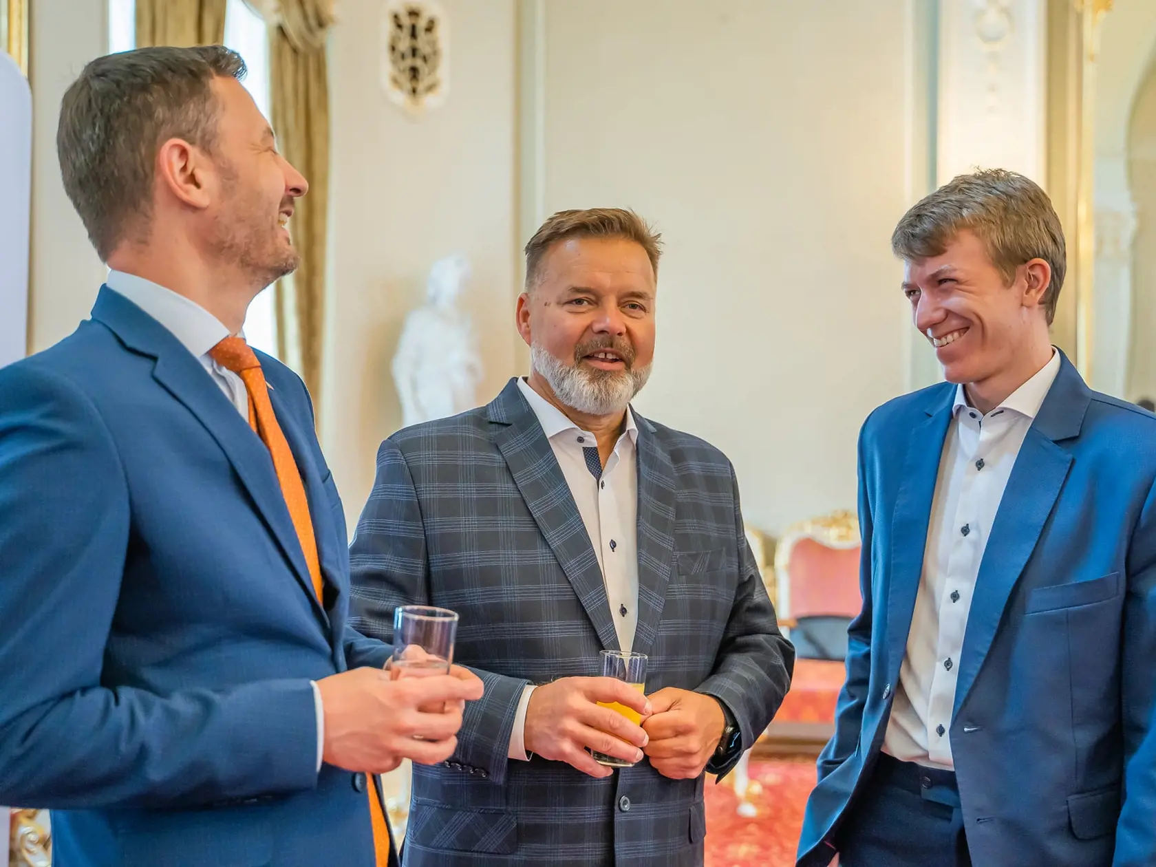 Premiéra Eduarda Hegera (OĽANO) navštívil v apríli 2022 Slovenský deaflympijský výbor. Na viacerých snímkach vidno predsedu vlády v spoločnosti Dušana Dědečeka, ktorý spôsobil 2. októbra 2022 vo večerných hodinách tragickú dopravnú nehodu na Zochovej ulici v Bratislave.
