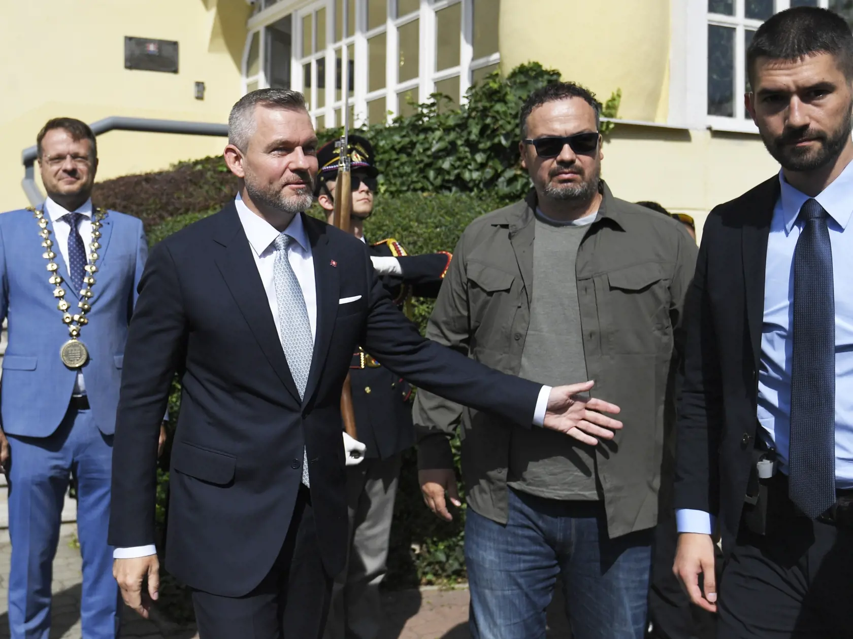 Druhý zľava prezident SR Peter Pellegrini počas návštevy regionálneho pracoviska Kancelárie prezidenta SR v Košiciach 21. júna 2024. Vľavo starosta mestskej časti Košice - Staré mesto Igor Petrovčík.