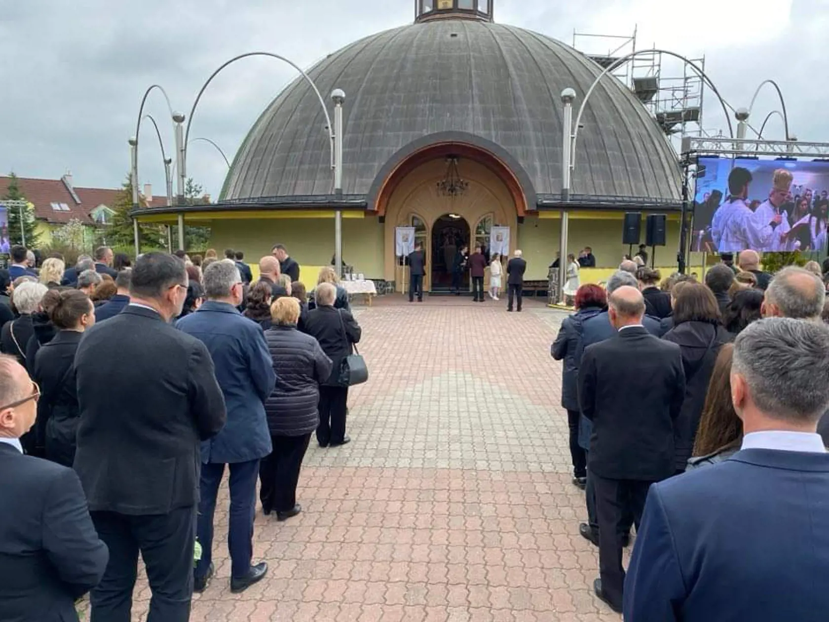 Riaditeľ cirkevného gymnázia sa počas príhovoru rozplakal, keď rozprával o výnimočných vlastnostiach dievčat.