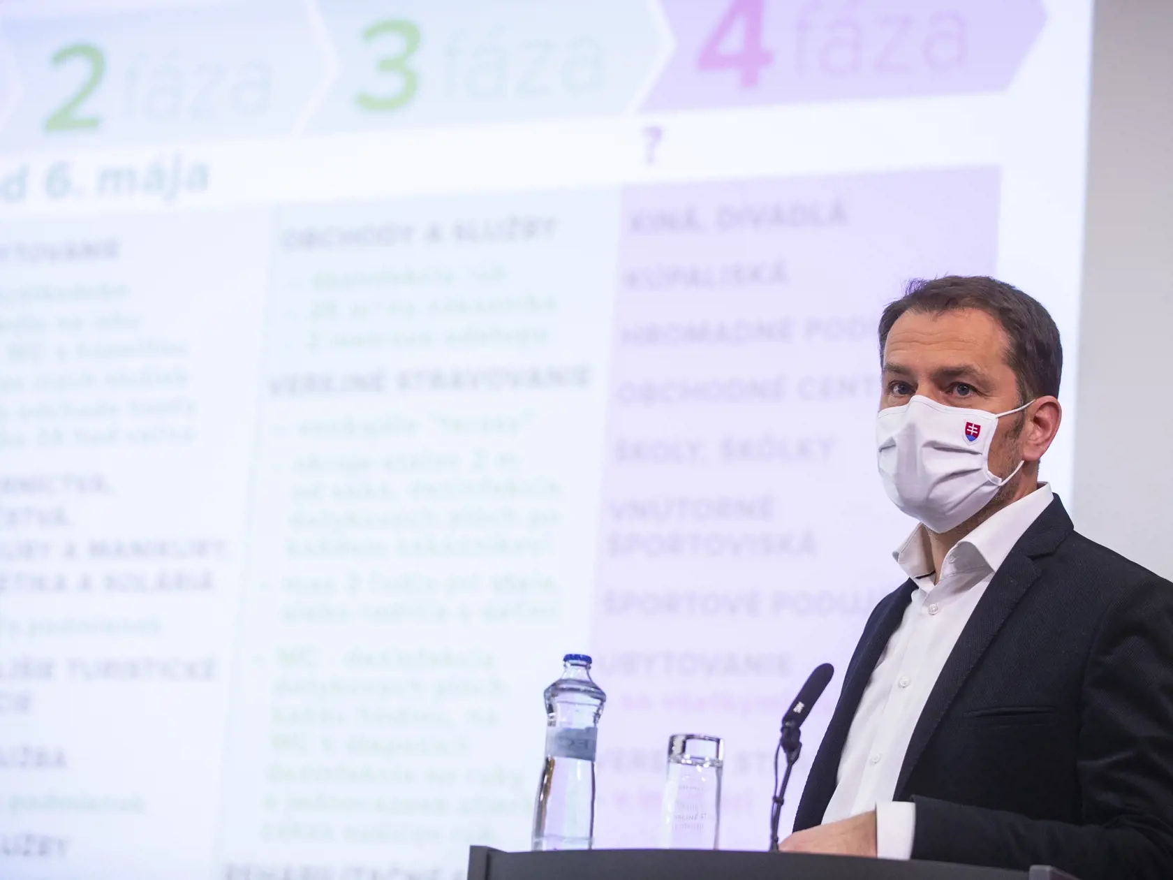 Na snímke predseda vlády SR Igor Matovič (OĽaNO) počas tlačovej konferencie po stretnutí s konzíliom odborníkov – epidemiológov na tému: Druhú vlnu epidémie si nemôžeme dovoliť 4. mája 2020 v Bratislave. FOTO TASR - Jakub Kotian