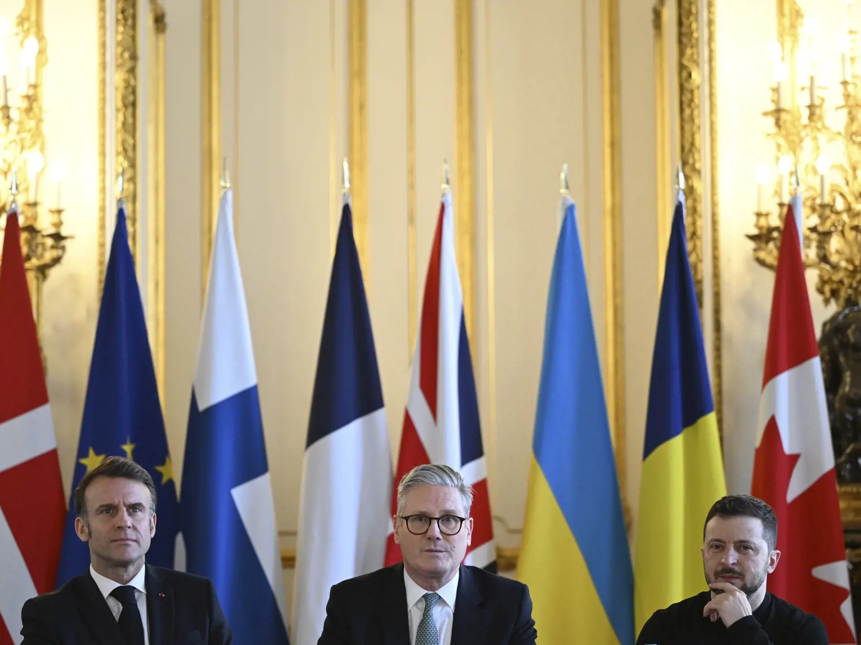 Britský premiér Keir Starmer v sobotu svetovým lídrom uviedol, že je potrebné "naďalej vyvíjať nátlak" na ruského prezidenta Vladimira Putina, aby podporil prímerie v bojoch na Ukrajine.