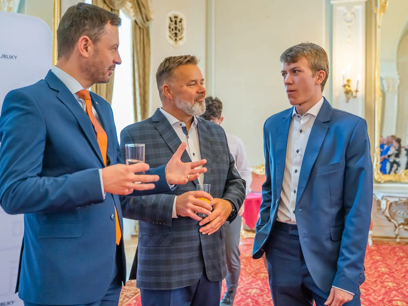 Premiéra Eduarda Hegera (OĽANO) navštívil v apríli 2022 Slovenský deaflympijský výbor. Na viacerých snímkach vidno predsedu vlády v spoločnosti Dušana Dědečeka, ktorý spôsobil 2. októbra 2022 vo večerných hodinách tragickú dopravnú nehodu na Zochovej ulici v Bratislave.
