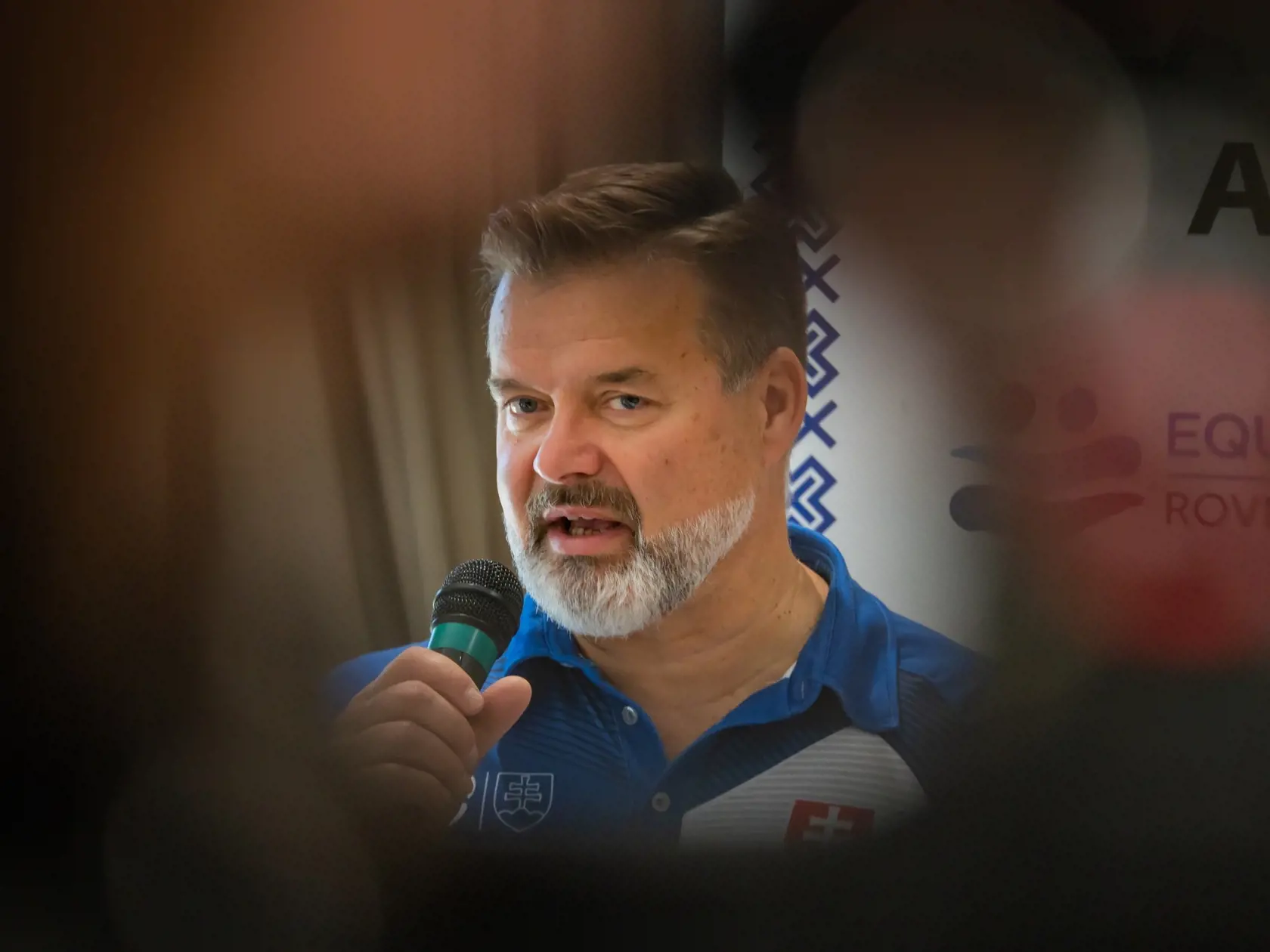 Dušan Dědeček - športový funkcionár, športový tréner a komunálny politik. Pôosobil ako atletický tréner pre nepočujúcich športovcov. 2. októbra 2022 vo večerných hodinách, spôsobil v Bratislave dopravnú nehodu pod vplyvom alokoholu, pri ktorej zomrelo 5 nevinných študentov vysokých škôl.