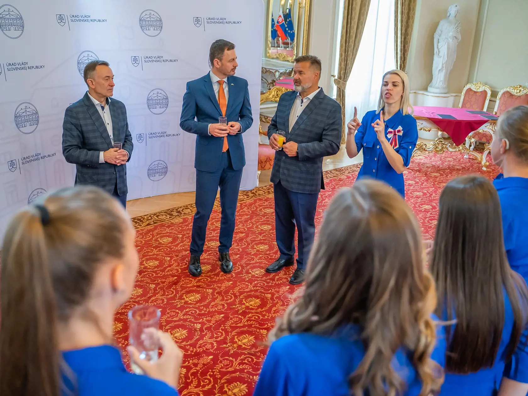 Premiéra Eduarda Hegera (OĽANO) navštívil v apríli 2022 Slovenský deaflympijský výbor. Na viacerých snímkach vidno predsedu vlády v spoločnosti Dušana Dědečeka, ktorý spôsobil 2. októbra 2022 vo večerných hodinách tragickú dopravnú nehodu na Zochovej ulici v Bratislave.
