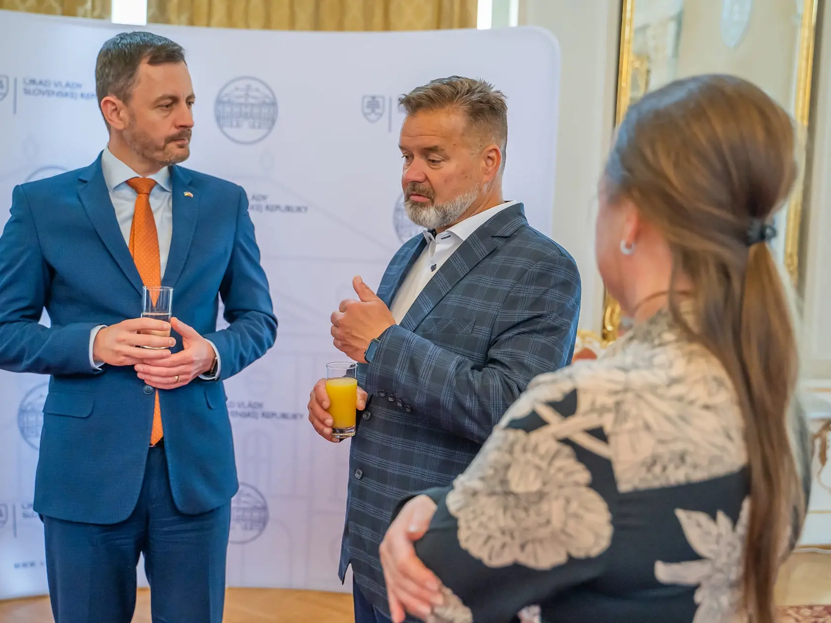 Premiéra Eduarda Hegera (OĽANO) navštívil v apríli 2022 Slovenský deaflympijský výbor. Na viacerých snímkach vidno predsedu vlády v spoločnosti Dušana Dědečeka, ktorý spôsobil 2. októbra 2022 vo večerných hodinách tragickú dopravnú nehodu na Zochovej ulici v Bratislave.
