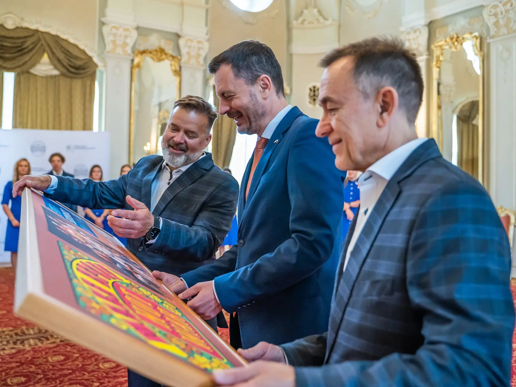Premiéra Eduarda Hegera (OĽANO) navštívil v apríli 2022 Slovenský deaflympijský výbor. Na viacerých snímkach vidno predsedu vlády v spoločnosti Dušana Dědečeka, ktorý spôsobil 2. októbra 2022 vo večerných hodinách tragickú dopravnú nehodu na Zochovej ulici v Bratislave.
