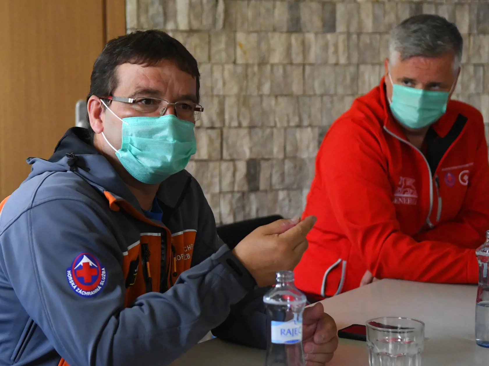 Tlačová konferencia Horskej záchrannej služby a poisťovne Generali, na ktorej predstavili novinky v aplikácii Horská záchranná služba (HZS) v priestoroch oblastného strediska HZS v Starom Smokovci 18. augusta 2021. Na snímke vľavo riaditeľ HZS Jozef Janiga a vpravo Country manažér pre aktivity Skupiny Generali v Českej republike a na Slovensku Roman Juráš. FOTO TASR - Milan Kapusta