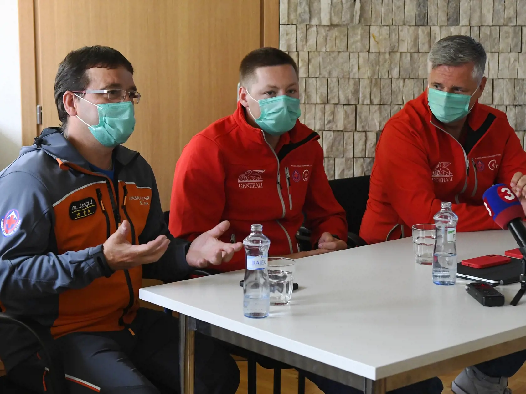 Tlačová konferencia Horskej záchrannej služby a poisťovne Generali, na ktorej predstavili novinky v aplikácii Horská záchranná služba (HZS) v priestoroch oblastného strediska HZS v Starom Smokovci 18. augusta 2021. Na snímke zľava riaditeľ HZS Jozef Janiga, Filip Maleňák zo spoločnosti Medical Information Technologies a Country manažér pre aktivity Skupiny Generali v Českej republike a na Slovensku Roman Juráš. FOTO TASR - Milan Kapusta
