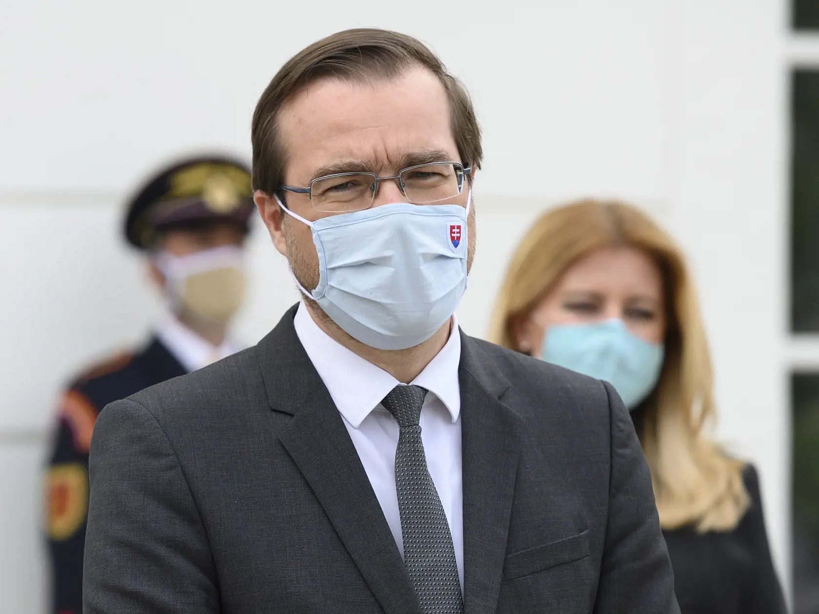 Po výzve ministra zdravotníctva Mareka Krajčiho začali dentisti prijímať pacientov už 20. mája. Neošetrujú iba akútne prípady, ale vykonávajú aj štandardné preventívne prehliadky. Ordinácie mohli však otvoriť iba ak dodržia prísne hygienické a protiepidemické opatrenia.