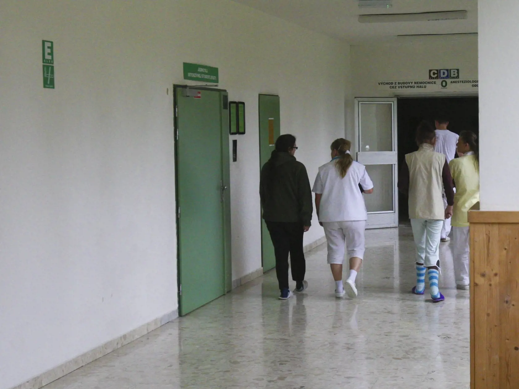 Na kontrolu je potrebné objednať sa vopred telefonicky. Personál zubnej ambulanciu musí mať vždy prehľad, ktoré osoby boli spolu v čakárni. Ideálne by v nej mal byť len jeden pacient.