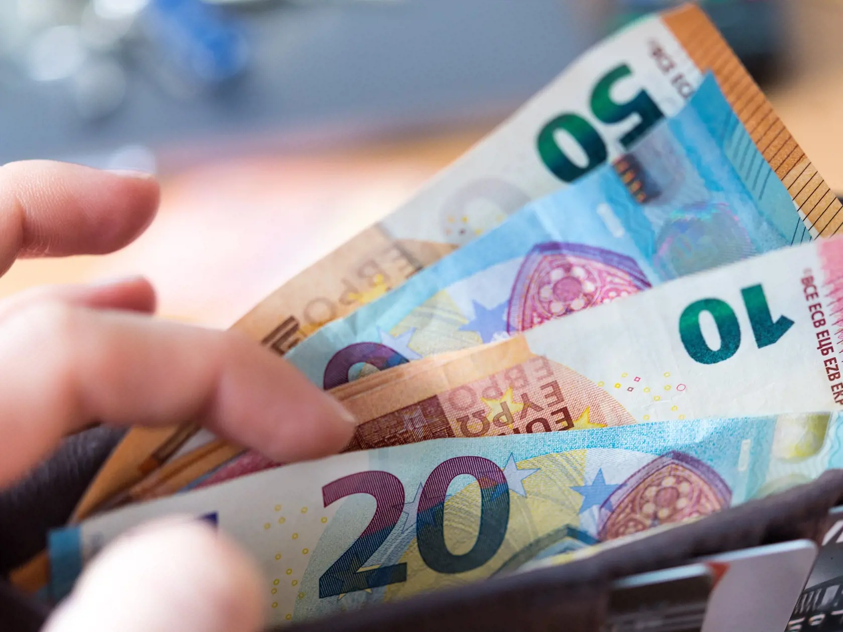 Niektorí zubári si sa ošetrenie účtujú tzv. COVID poplatok. Ten vám môže zákrok predražiť o 10 - 15 eur.