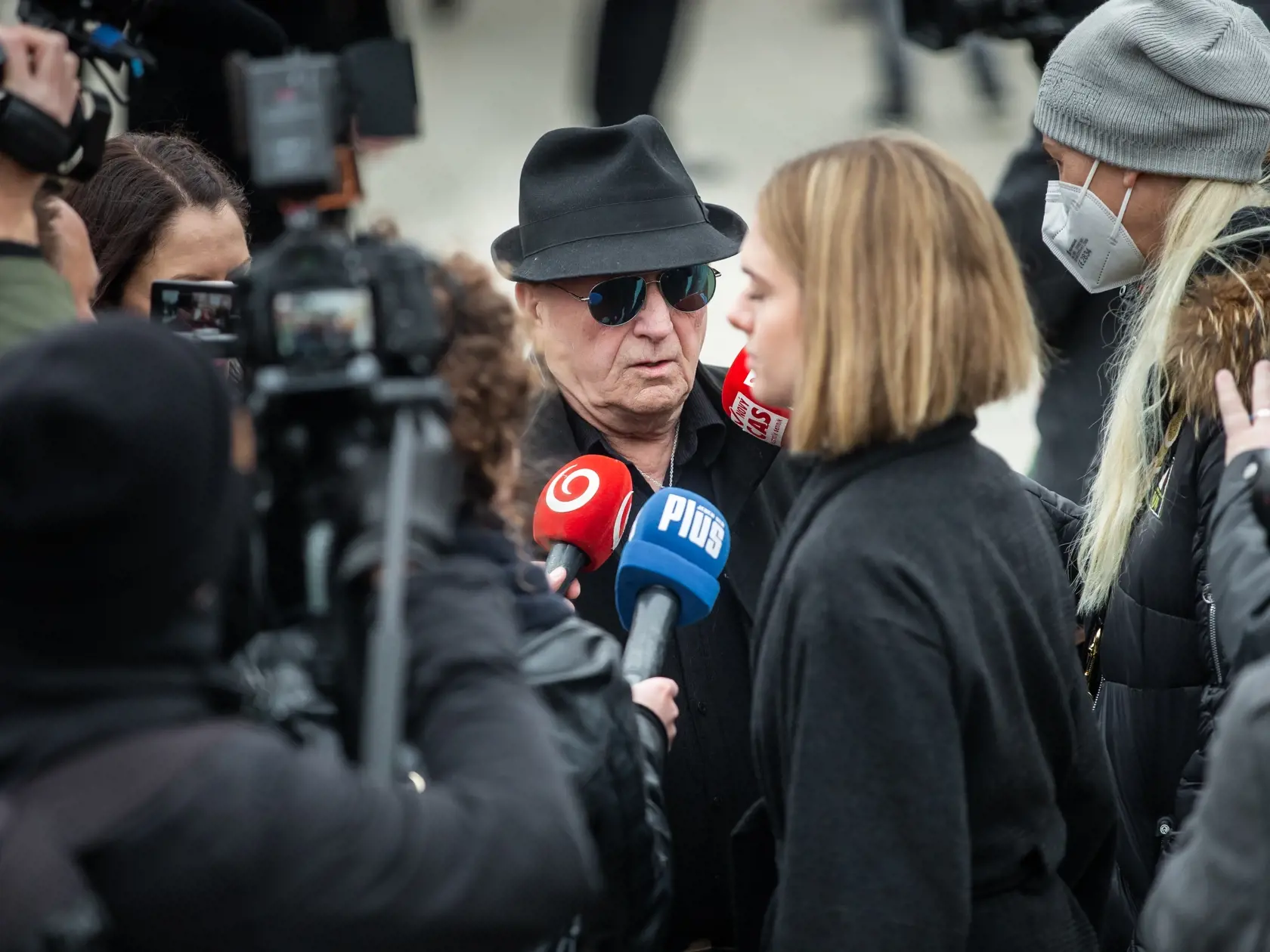 Pohreb speváka Miroslava Žbirku v pražskom krematóriu Strašnice. Na snímke Petr Janda a Alice Jandová.