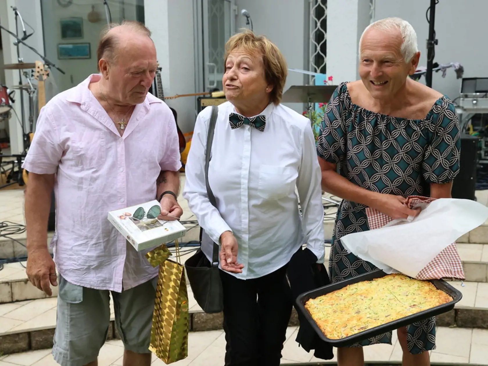 Divoká oslava na záhrade u Petra Jandu. Kardiochirurg Jan Pirk s manželkou. Obaja si vymenili outfity.