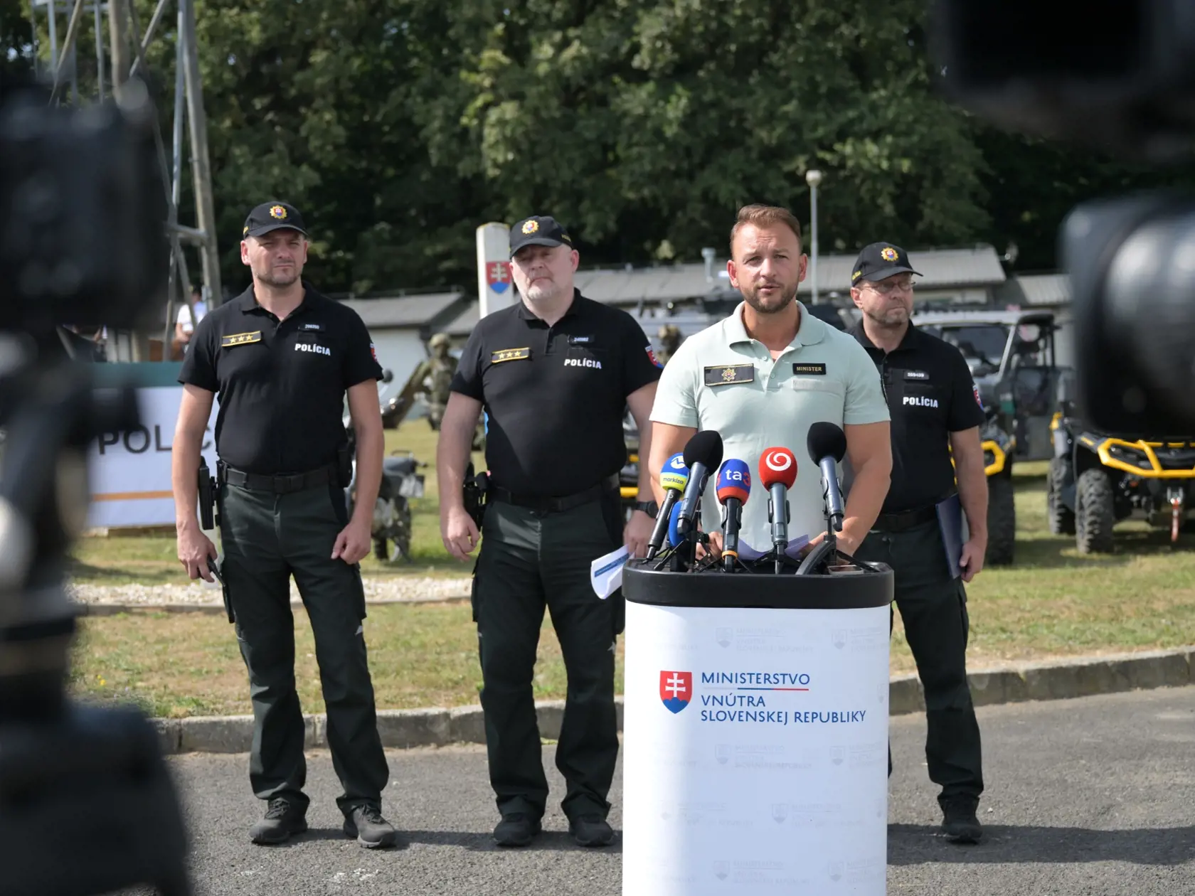 Na snímke zľava viceprezident Policajného zboru (PZ) SR Ivan Hapšták, prezident Policajného zboru SR Ľubomír Solák, minister vnútra SR Matúš Šutaj Eštok (Hlas-SD) a riaditeľ Úradu hraničnej a cudzineckej polície Ján Dudáš počas tlačovej konferencie o opatreniach na ochranu vonkajšej schengenskej hranice a boji proti nelegálnej migrácii spojenej s prezentáciou techniky na hraničnom priechode Vyšné Nemecké 2. augusta 2024. FOTO TASR - František Iván