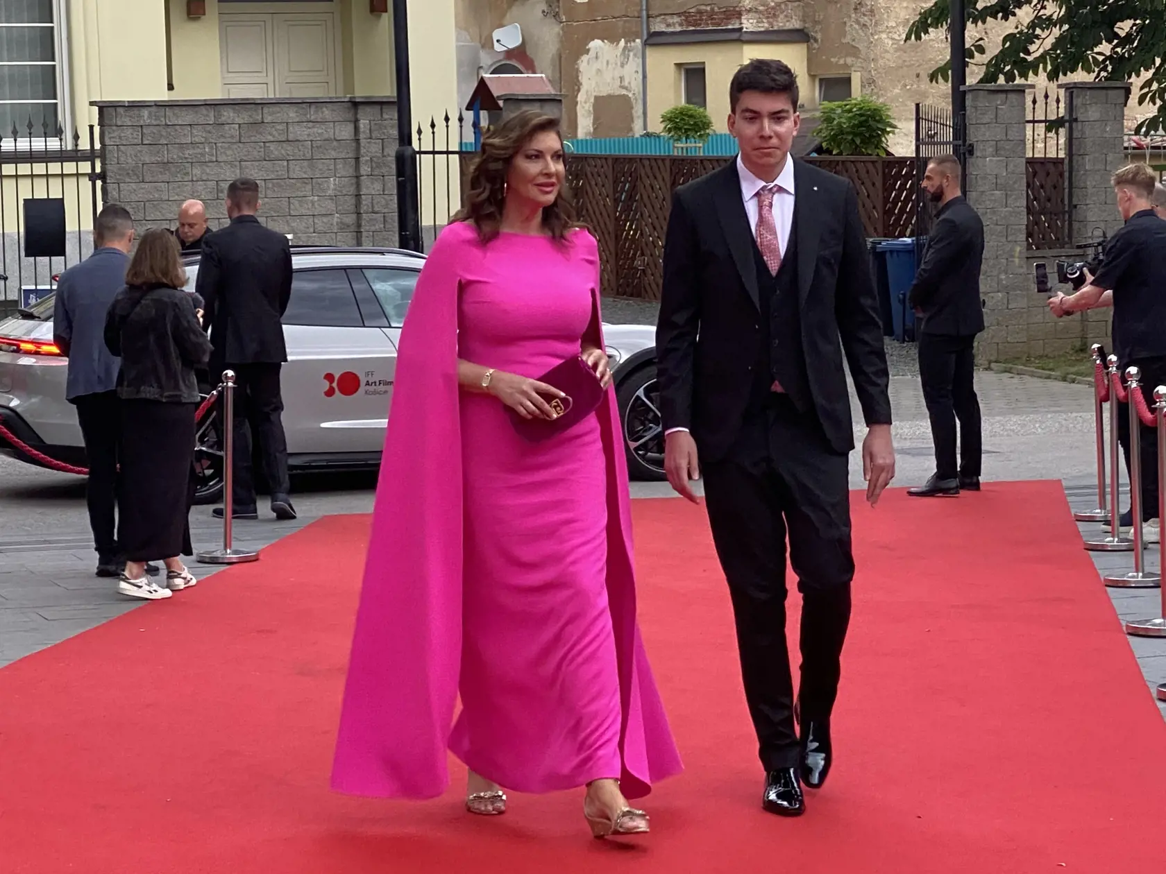 Andrea Tatarková so synom. Príchod hostí na záverečný ceremoniál 30. ročníka medzinárodného festivalu Art Film Košice, na ktorom odovzdali ceny držiteľom honorárnych ocenení - Sergejovi Loznicovi, Antónii Liškovej a Marošovi Kramárovi a vyhlásili víťazov jednotlivých súťaží.