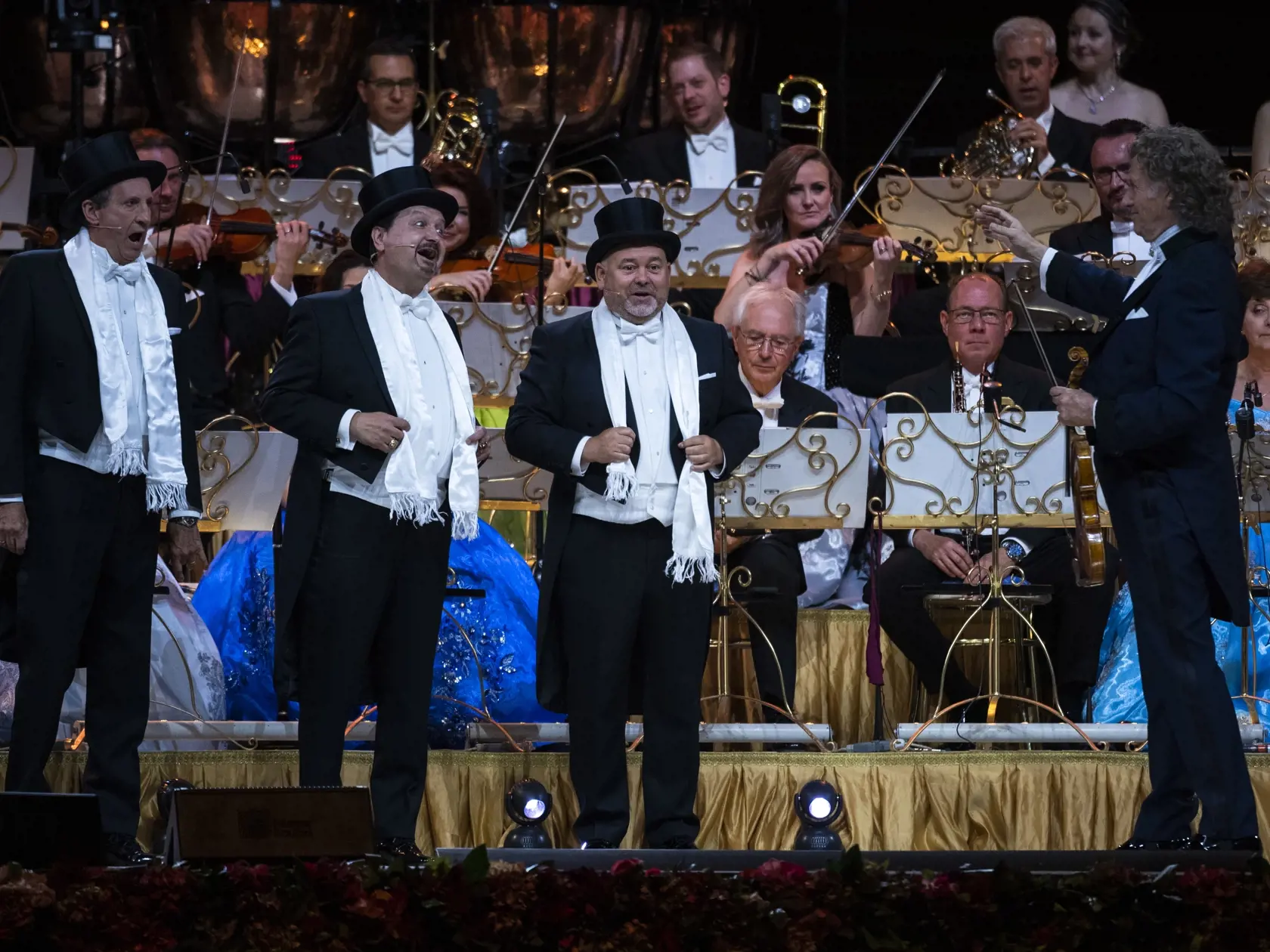 Na snímke holandský huslista a skladateľ André Rieu (vpravo) vystupuje spolu so svojím 60-členným súkromným orchestrom Johann Strauss Orchestra počas koncertu na Zimnom štadióne Ondreja Nepelu 31. mája 2022 v Bratislave. FOTO TASR - Jaroslav Novák