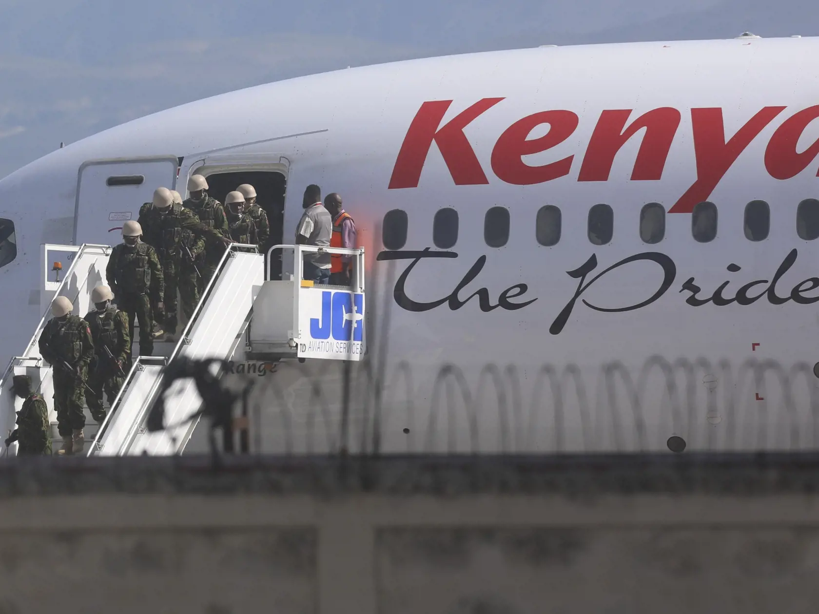 WA 43 Port-au-Prince - Kenskí policajti vystupujú z lietadla v haitskej metropole Port-au-Prince v utorok 25. júna 2024. Štyristo policajtov z Kene pricestovalo v utorok na Haiti, aby tam spustili mierovú misiu v snahe potlačiť násilie gangov. Deje sa tak práve v čase, keď Keňa prežíva vlastnú krízu v súvislosti s násilnými protestmi. FOTO TASR/AP

Police from Kenya deplane at the Toussaint Louverture International Airport in Port-au-Prince, Haiti, Tuesday, June 25, 2024. The first U.N.-backed c