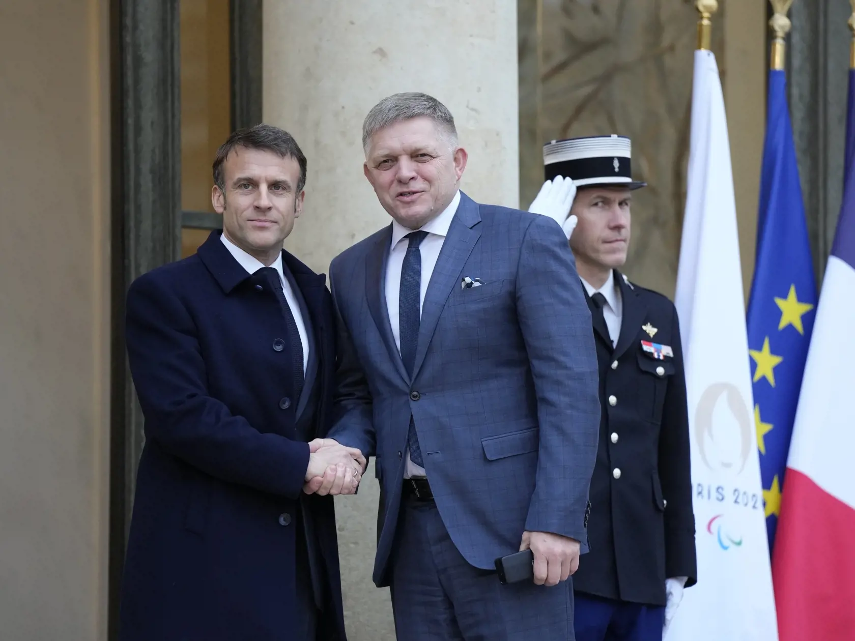 Slovenský premiér Robert Fico (vpravo), ktorého víta francúzsky prezident Emmanuel Macron pred Elyzejským palácom v Paríži v pondelok 26. februára 2024.