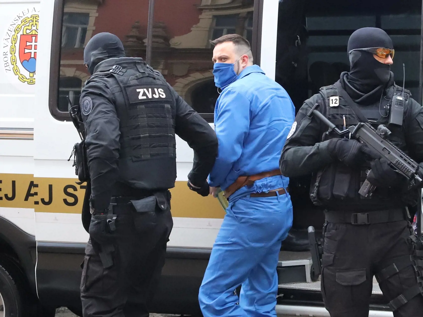 Na snímke eskorta privádza člena seredského drogového gangu na Špecializovaný trestný súd (ŠTS) v Banskej Bystrici. Pred senát Špecializovaného trestného súdu (ŠTS), pracovisko Banská Bystrica, sa v pondelok postavilo sedem členov zločineckého gangu zo Serede, ktorý sa zaoberal distribúciou drog a polícia ich zadržala v rámci rozsiahlej akcie Venal.