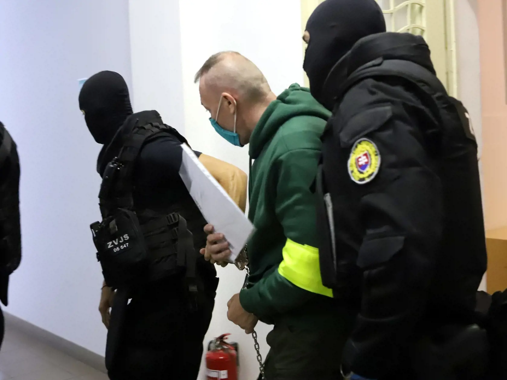 Na snímke eskorta odvádza počas prestávky z pojednávacej miestnosti Slavomíra W. na Špecializovanom trestnom súde 28. septembra 2020 v Banskej Bystrici. Pred senát Špecializovaného trestného súdu (ŠTS), pracovisko Banská Bystrica, sa v pondelok postavilo sedem členov zločineckého gangu zo Serede, ktorý sa zaoberal distribúciou drog a polícia ich zadržala v rámci rozsiahlej akcie Venal.
