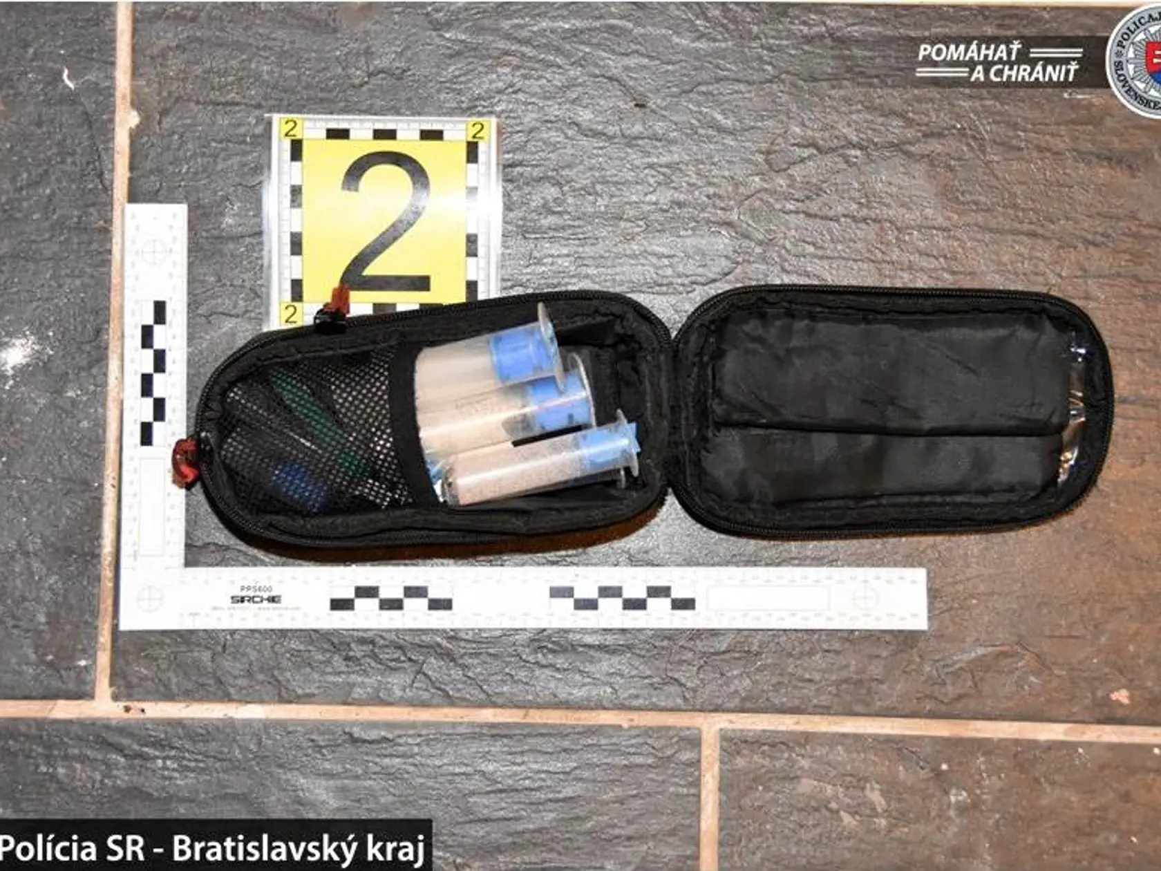Pezinskí policajti v spolupráci s policajtmi Národnej kriminálnej agentúry rozložili skupinu dílerov, ktorá sa zaoberala distribúciou metamfetamínu (pervitínu) v pezinskom a seneckom okrese.