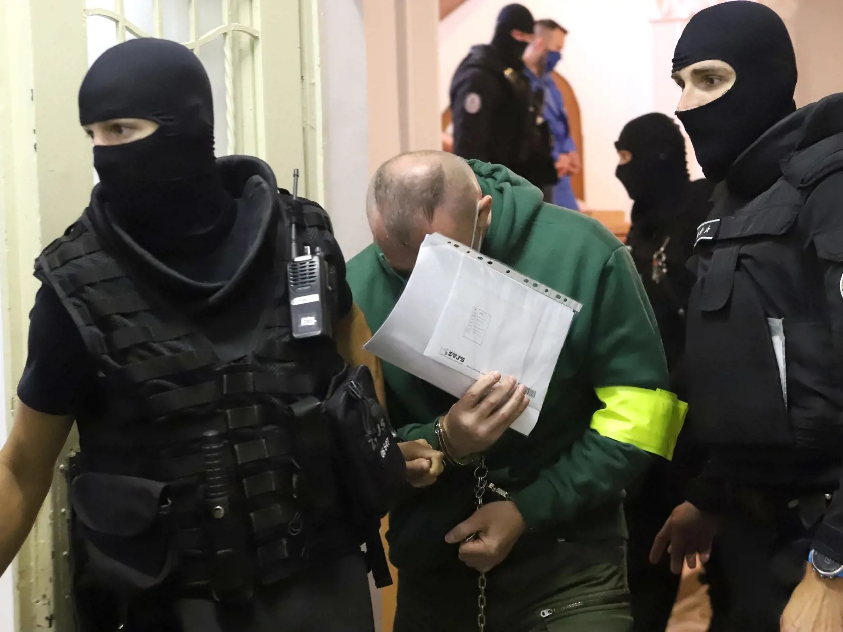 Na snímke eskorta odvádza počas prestávky z pojednávacej miestnosti Slavomíra W. na Špecializovanom trestnom súde 28. septembra 2020 v Banskej Bystrici. Pred senát Špecializovaného trestného súdu (ŠTS), pracovisko Banská Bystrica, sa v pondelok postavilo sedem členov zločineckého gangu zo Serede, ktorý sa zaoberal distribúciou drog a polícia ich zadržala v rámci rozsiahlej akcie Venal.
