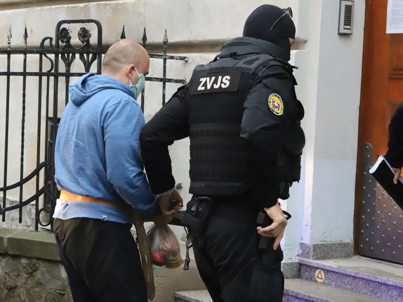 Na snímke eskorta privádza člena seredského drogového gangu  na Špecializovaný trestný súd (ŠTS) 28. septembra 2020 v Banskej Bystrici. Pred senát Špecializovaného trestného súdu (ŠTS), pracovisko Banská Bystrica, sa v pondelok postavilo sedem členov zločineckého gangu zo Serede, ktorý sa zaoberal distribúciou drog a polícia ich zadržala v rámci rozsiahlej akcie Venal.