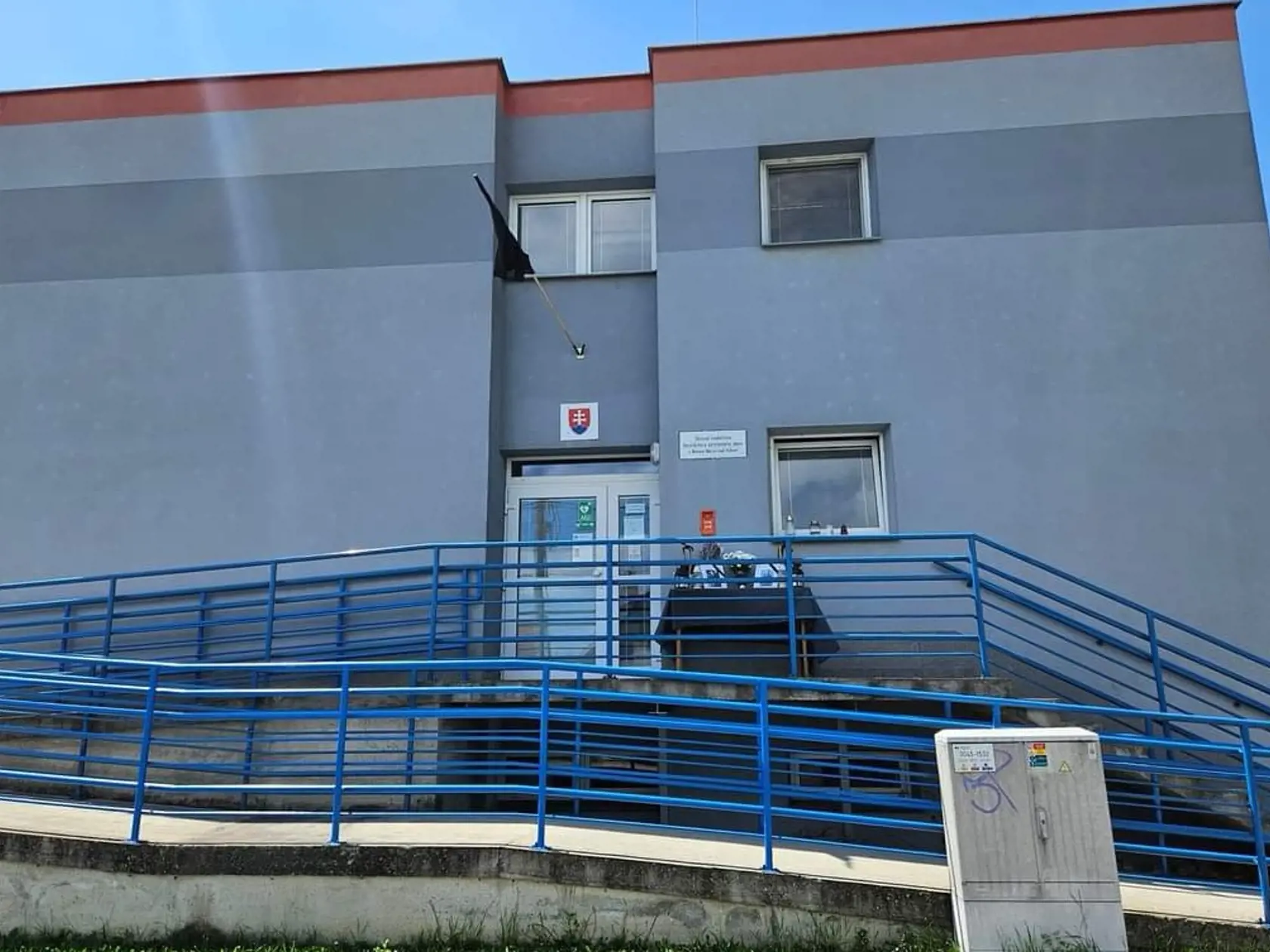 Hasiči dočasne spravili pietne miesto na počesť zosnulým kolegom pri vchode do budovy Okresného riaditeľstva Hasičského a záchranného zboru v Novom Meste nad Váhom.